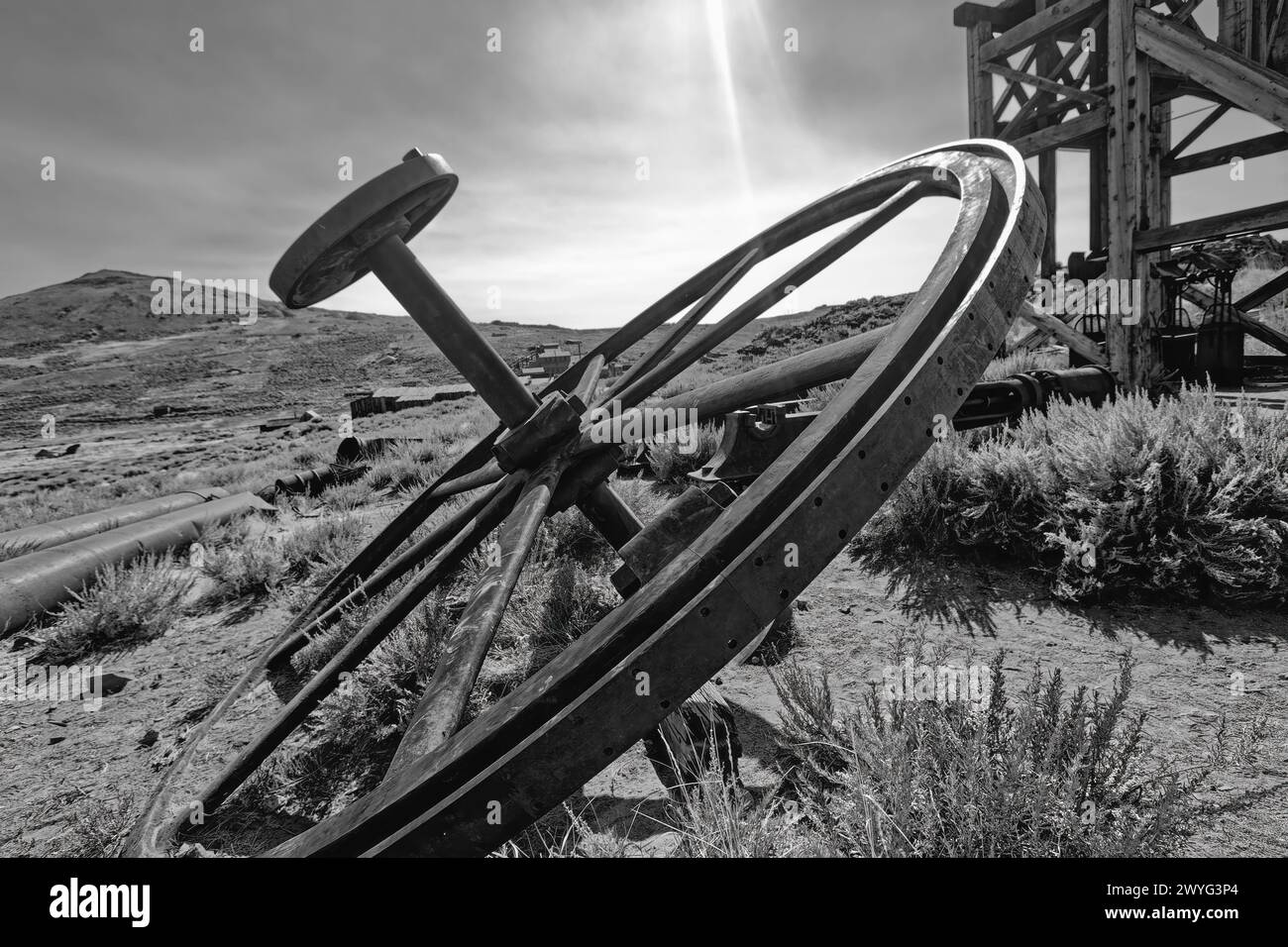 Volant géant d'une machine minière d'une mine d'or abandonnée, Bodie, Californie Banque D'Images