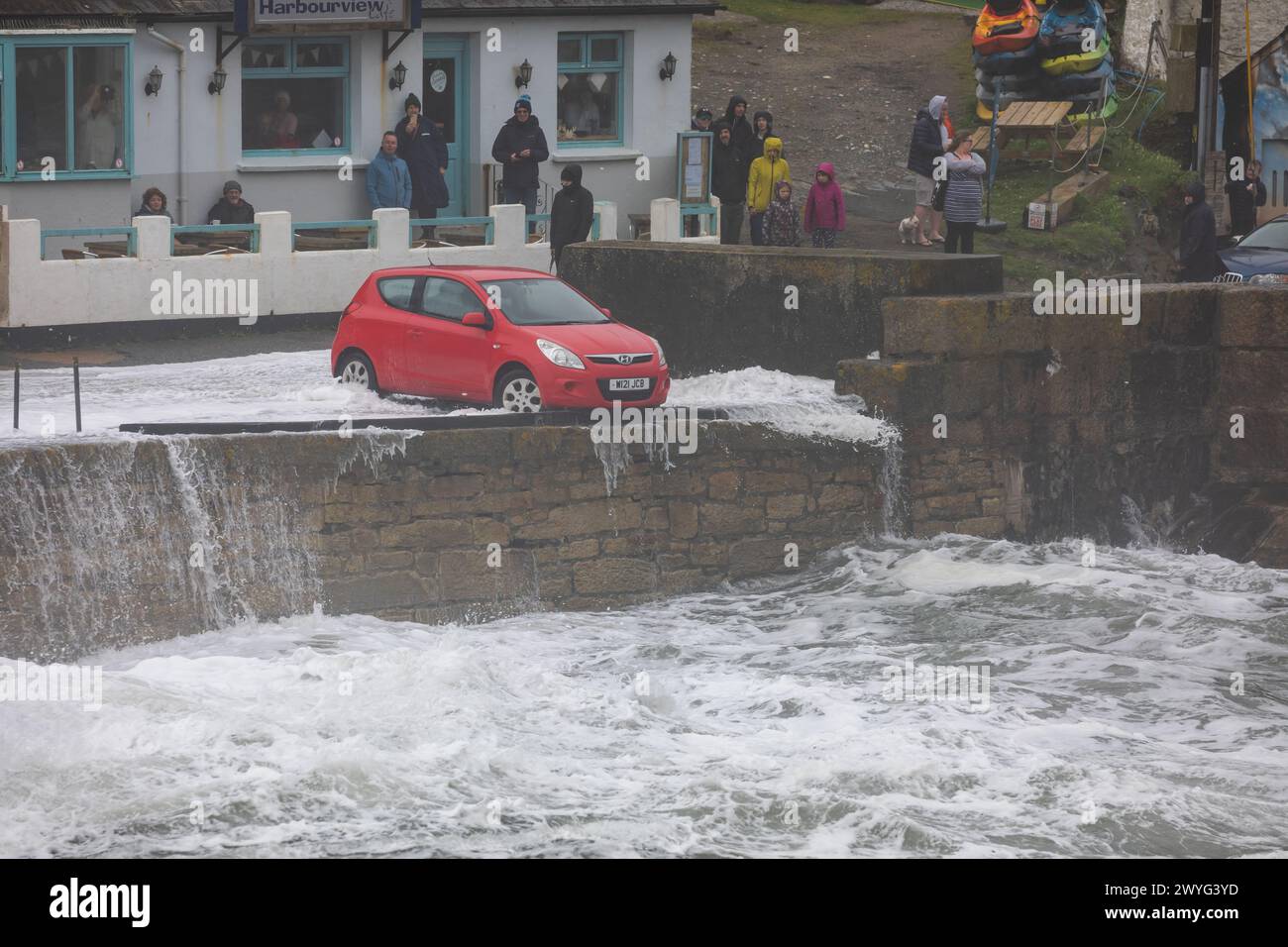 Porthleven, Cornwall,6 avril 2024, la tempête Kathleen a frappé qui traverse le Sud-Ouest, a causé de grandes vagues et des mers orageuses à Porthleven, Cornwall. La température était de 13C et les prévisions sont que les rafales de vent continuent toute la journée. Crédit : Keith Larby/Alamy Live News Banque D'Images