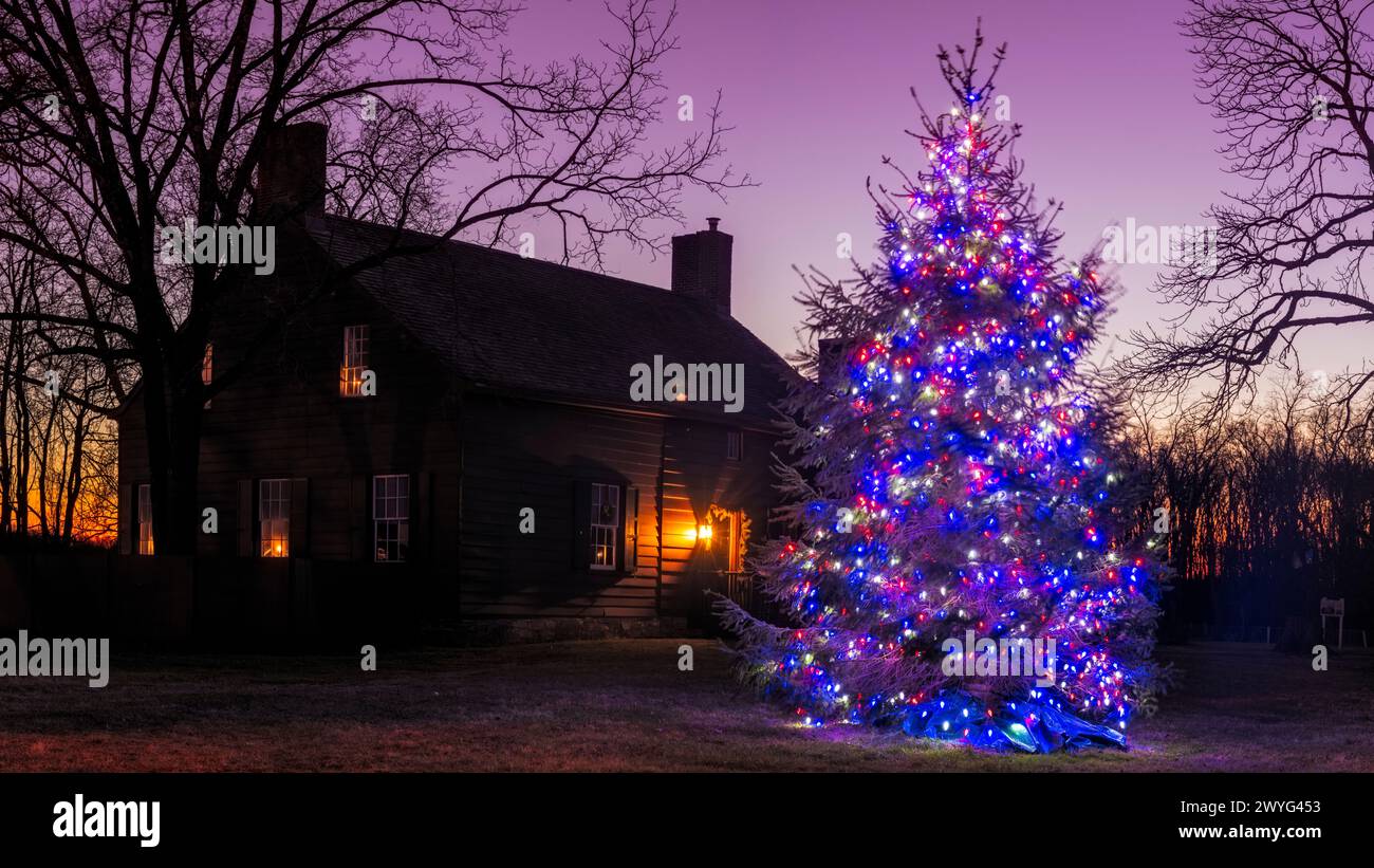 Festive Christmas Night View of the Jacobus Vanderveer House, Bedminster, New Jersey, États-Unis Banque D'Images