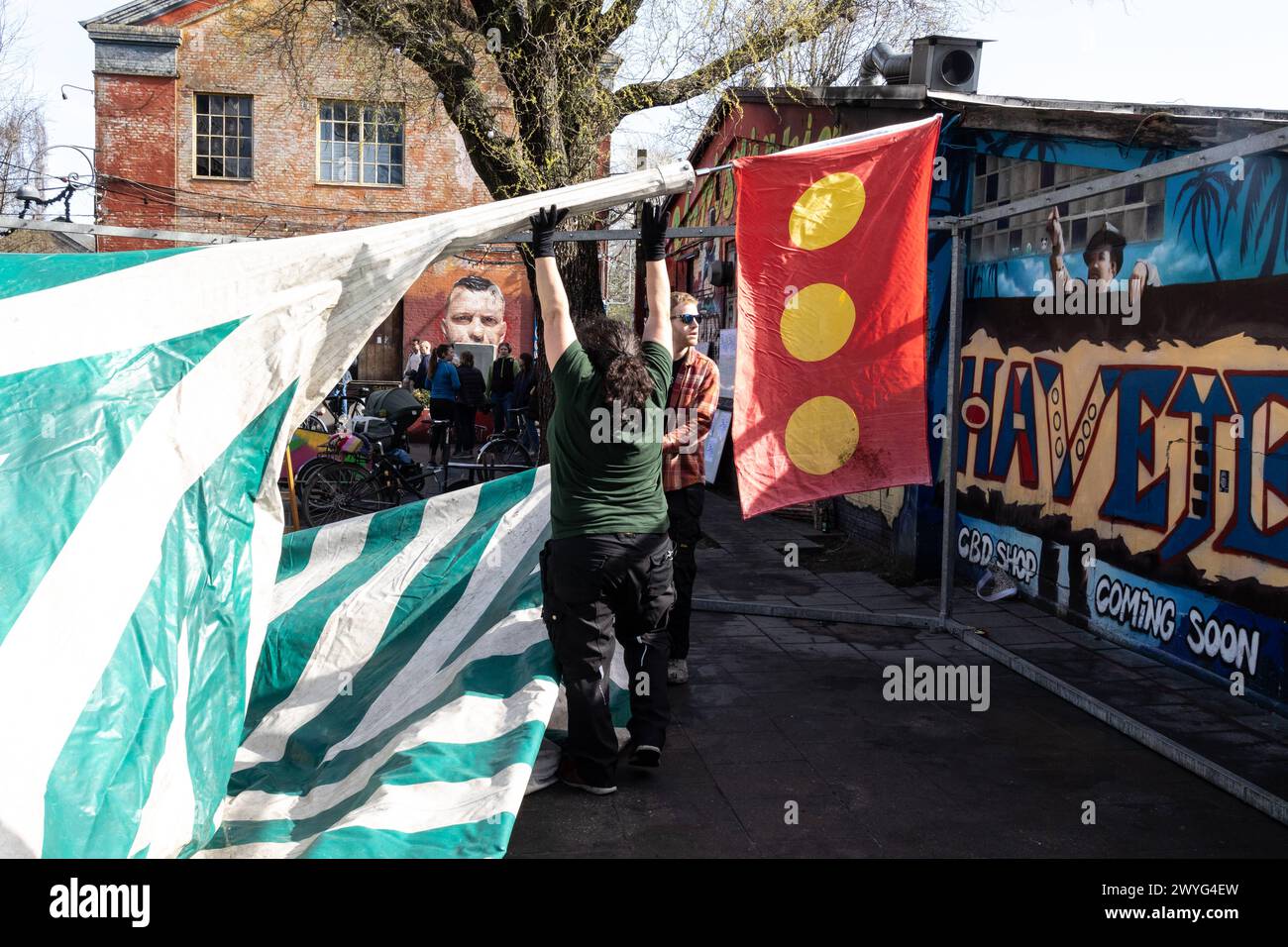 Le drapeau de Freetown Christiania. Lors d'une réunion à Christiania en mars, il a été décidé que la rue Pusher, dans le célèbre quartier de Copenhague, serait déterrée lors d'une journée dite d'action aujourd'hui, samedi 6 avril 2024. Il est prévu que Christianitter aidé par des ouvriers creusera la rue. Les gens de l extérieur de Christiania sont les bienvenus pour participer, comme indiqué par le porte-parole de Christiania. En creusant dans la rue, les habitants de Christiania espèrent empêcher les gangs criminels de poursuivre leur trafic de drogue sur le site Copenhagen Pusher Street Denmark Copyright : xKristianx Banque D'Images