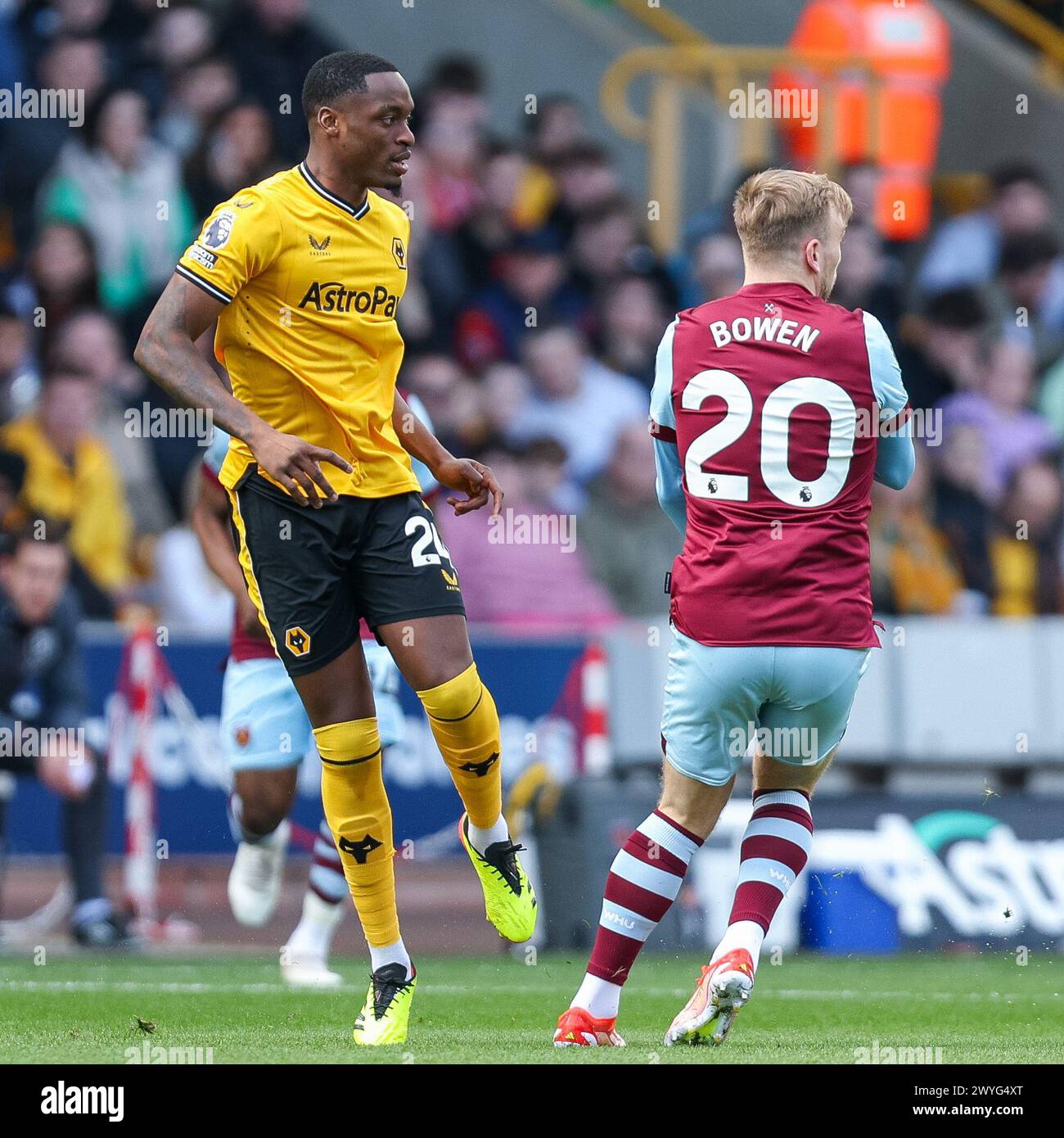 Wolverhampton, Royaume-Uni. 06 avril 2024. Toti des Wolves et Jarrod Bowen de West Ham en action lors du match de premier League entre les Wolverhampton Wanderers et West Ham United à Molineux, Wolverhampton, Angleterre, le 6 avril 2024. Photo de Stuart Leggett. Utilisation éditoriale uniquement, licence requise pour une utilisation commerciale. Aucune utilisation dans les Paris, les jeux ou les publications d'un club/ligue/joueur. Crédit : UK Sports pics Ltd/Alamy Live News Banque D'Images