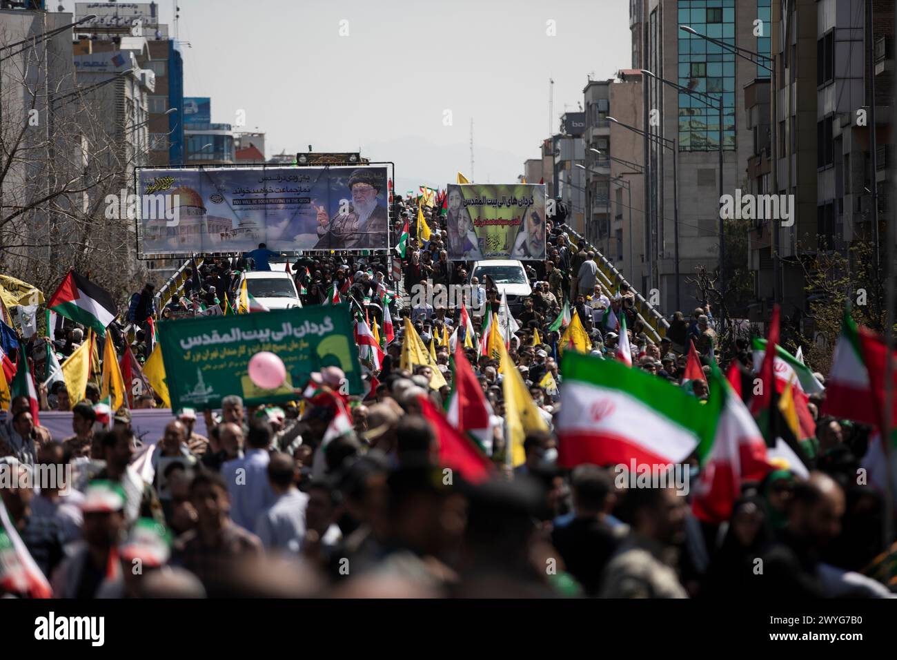 Téhéran, Iran. 05th Apr, 2024. Les Iraniens assistent à un rassemblement annuel pour marquer la Journée de Qods, ou Journée de Jérusalem, pour soutenir les Palestiniens à Téhéran, Iran, vendredi 5 avril 2024. Lors du rassemblement à Téhéran, des milliers de personnes ont assisté à un cortège funèbre pour les sept membres de la Garde révolutionnaire tués dans une frappe aérienne largement attribuée à Israël qui a détruit lundi le consulat iranien dans la capitale syrienne. (Photo de Sobhan Farajvan/Pacific Press/Sipa USA) crédit : Sipa USA/Alamy Live News Banque D'Images