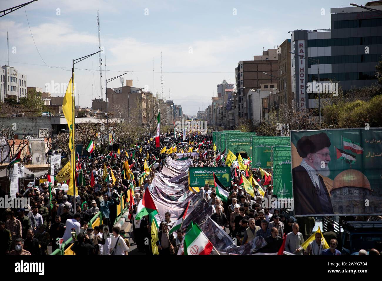 Téhéran, Iran. 05th Apr, 2024. Les Iraniens assistent à un rassemblement annuel pour marquer la Journée de Qods, ou Journée de Jérusalem, pour soutenir les Palestiniens à Téhéran, Iran, vendredi 5 avril 2024. Lors du rassemblement à Téhéran, des milliers de personnes ont assisté à un cortège funèbre pour les sept membres de la Garde révolutionnaire tués dans une frappe aérienne largement attribuée à Israël qui a détruit lundi le consulat iranien dans la capitale syrienne. (Photo de Sobhan Farajvan/Pacific Press/Sipa USA) crédit : Sipa USA/Alamy Live News Banque D'Images