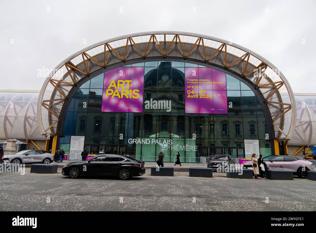 Paris, France. 3 avril 2024. Façade de l'éphémère Grand Palais.Art Paris Fair Preview 2024 le 03 avril 2024 à Paris, France. Banque D'Images