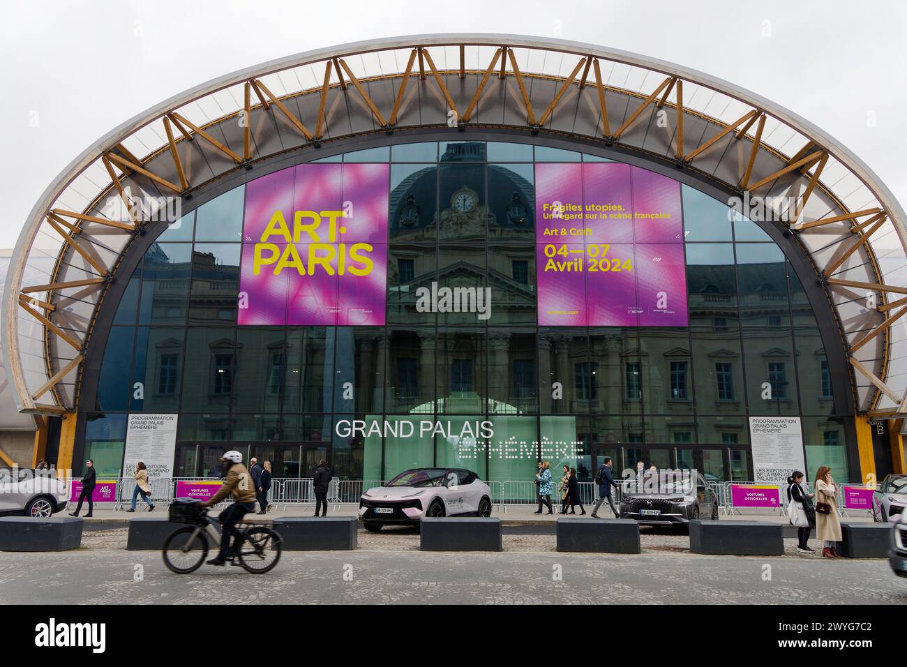 Paris, France. 3 avril 2024. Façade de l'éphémère Grand Palais.Art Paris Fair Preview 2024 le 03 avril 2024 à Paris, France. Banque D'Images