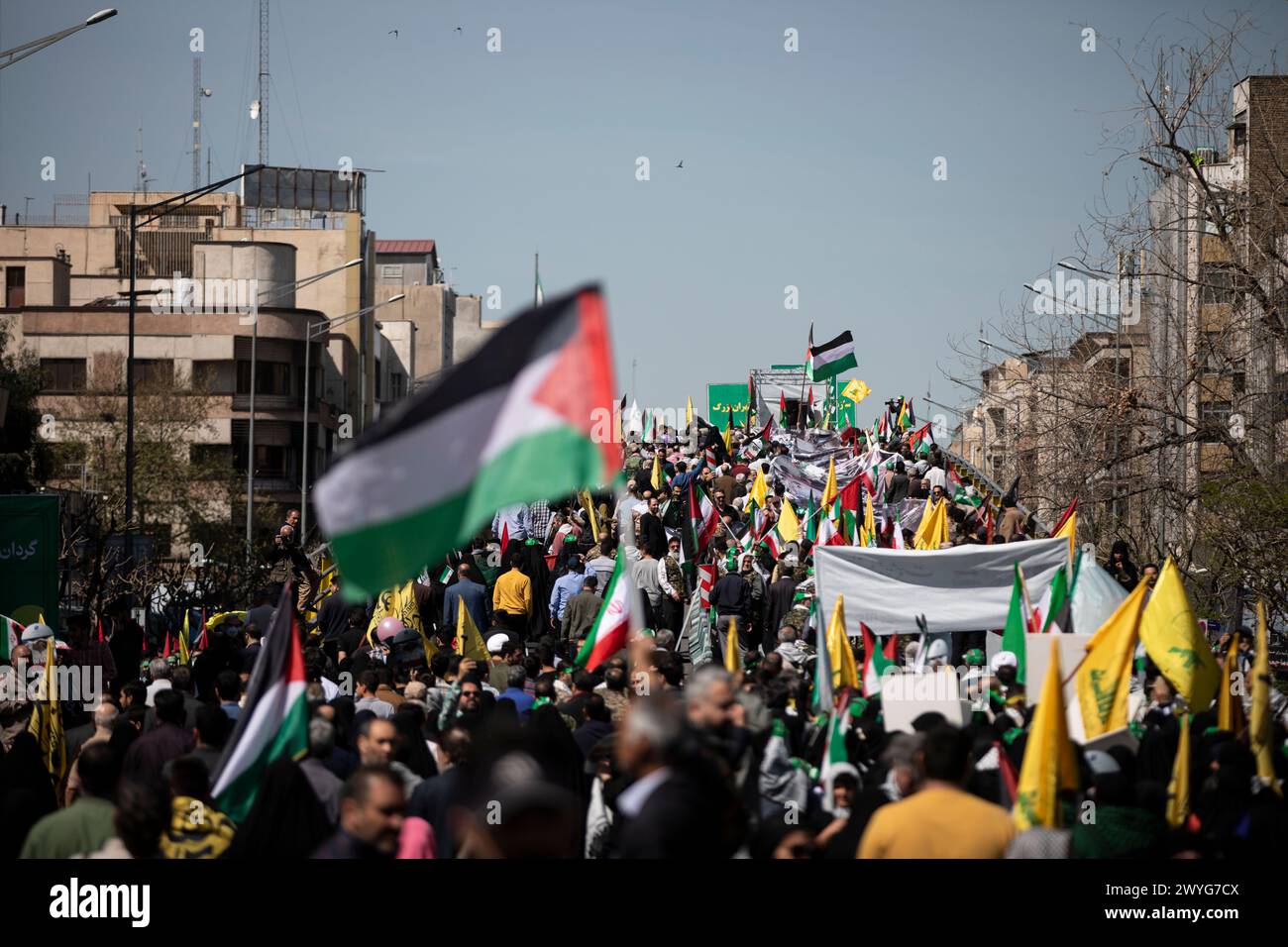 Téhéran, Iran. 05th Apr, 2024. Les Iraniens assistent à un rassemblement annuel pour marquer la Journée de Qods, ou Journée de Jérusalem, pour soutenir les Palestiniens à Téhéran, Iran, vendredi 5 avril 2024. Lors du rassemblement à Téhéran, des milliers de personnes ont assisté à un cortège funèbre pour les sept membres de la Garde révolutionnaire tués dans une frappe aérienne largement attribuée à Israël qui a détruit lundi le consulat iranien dans la capitale syrienne. (Photo de Sobhan Farajvan/Pacific Press/Sipa USA) crédit : Sipa USA/Alamy Live News Banque D'Images