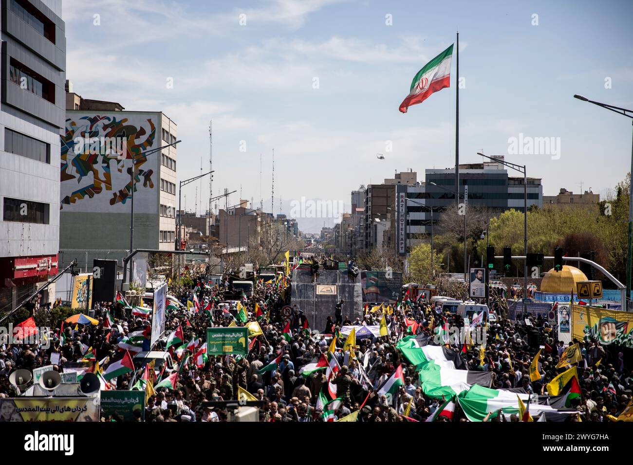 Téhéran, Iran. 05th Apr, 2024. Les Iraniens assistent à un rassemblement annuel pour marquer la Journée de Qods, ou Journée de Jérusalem, pour soutenir les Palestiniens à Téhéran, Iran, vendredi 5 avril 2024. Lors du rassemblement à Téhéran, des milliers de personnes ont assisté à un cortège funèbre pour les sept membres de la Garde révolutionnaire tués dans une frappe aérienne largement attribuée à Israël qui a détruit lundi le consulat iranien dans la capitale syrienne. (Photo de Sobhan Farajvan/Pacific Press/Sipa USA) crédit : Sipa USA/Alamy Live News Banque D'Images