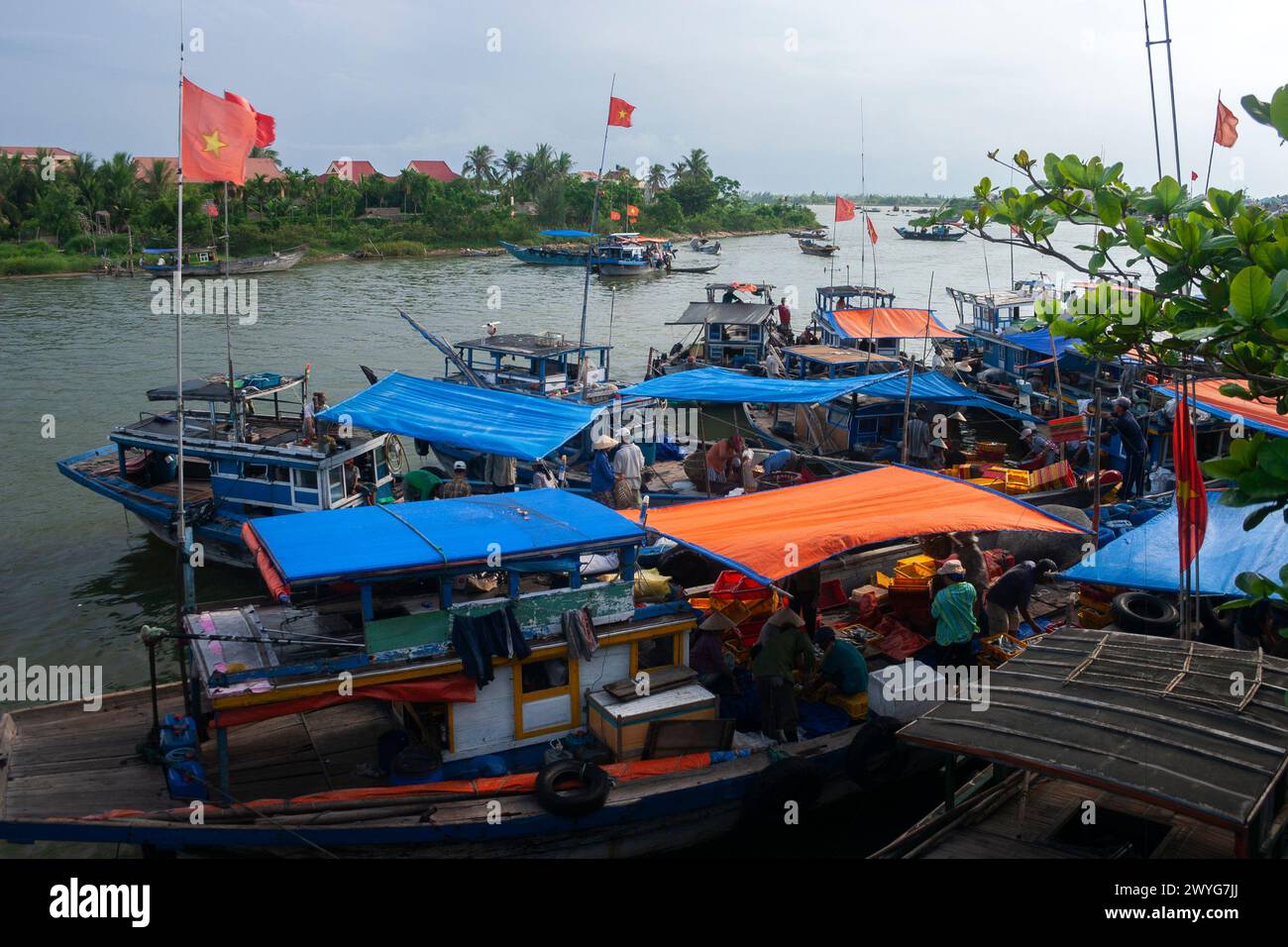 Pêcheurs et bateaux à Hoi an au Vietnam en Asie du Sud-est Banque D'Images