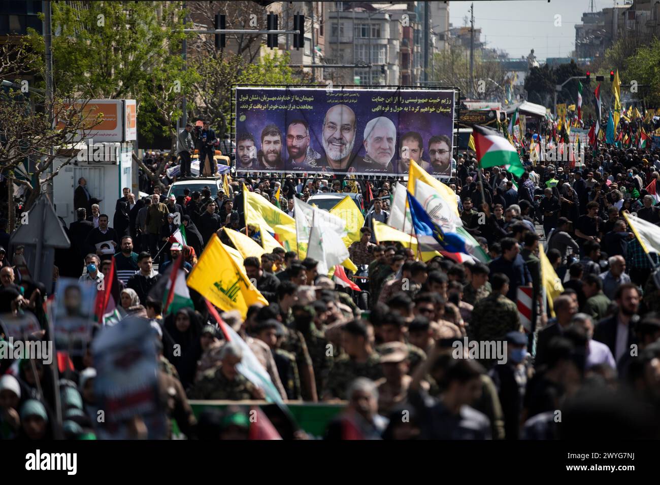 Téhéran, Iran. 05th Apr, 2024. Les Iraniens assistent à un rassemblement annuel pour marquer la Journée de Qods, ou Journée de Jérusalem, pour soutenir les Palestiniens à Téhéran, Iran, vendredi 5 avril 2024. Lors du rassemblement à Téhéran, des milliers de personnes ont assisté à un cortège funèbre pour les sept membres de la Garde révolutionnaire tués dans une frappe aérienne largement attribuée à Israël qui a détruit lundi le consulat iranien dans la capitale syrienne. (Photo de Sobhan Farajvan/Pacific Press/Sipa USA) crédit : Sipa USA/Alamy Live News Banque D'Images