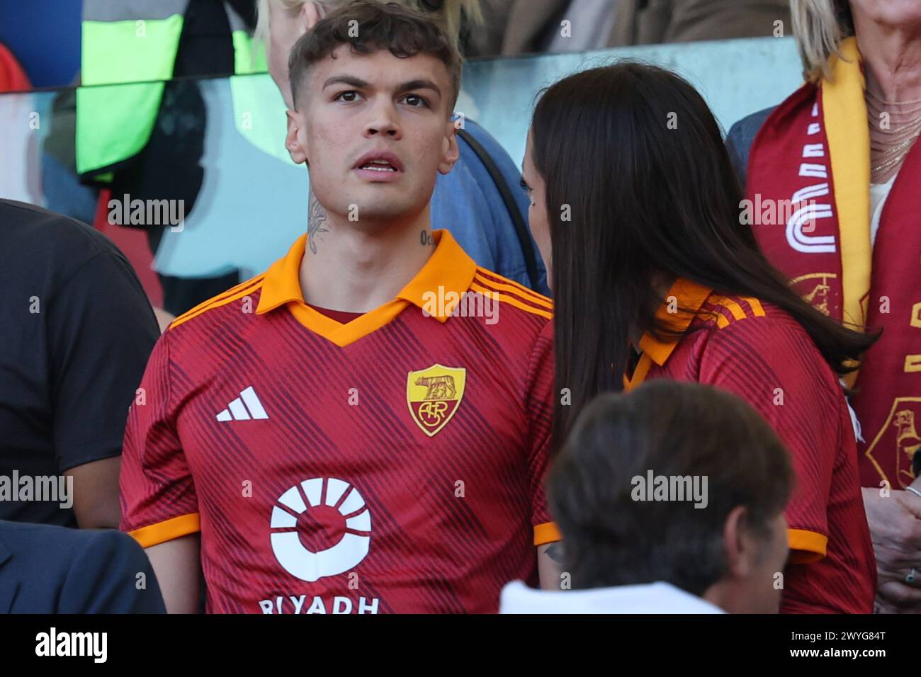 Rome, Italie. 06 avril 2024. Rome, Italie 06.04.2024 : le chanteur Blanco et sa petite amie Martina Valdes avec le maillot Roma dans les tribunes pour regarder le match de football italien Serie A TIM 2023-2024 derby AS ROMA vs SS LAZIO au stade Olympique de Rome. Crédit : Agence photo indépendante/Alamy Live News Banque D'Images