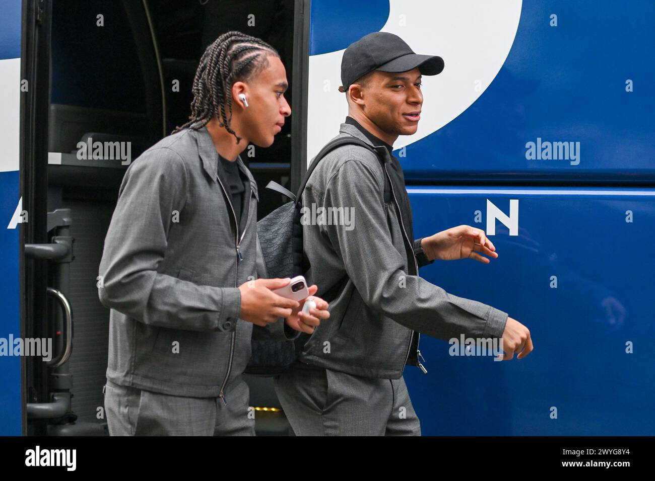 Paris, France. 06 avril 2024. PARIS, FRANCE - 6 AVRIL : Ethan Mbappe du Paris Saint-Germain et Kylian Mbappe du Paris Saint-Germain avant le match de Ligue 1 Uber Eats entre le Paris Saint-Germain et Clermont Foot 63 au Parc des Princes le 6 avril 2024 à Paris, France. (Photo Matthieu Mirville/Agence BSR) crédit : Agence BSR/Alamy Live News Banque D'Images