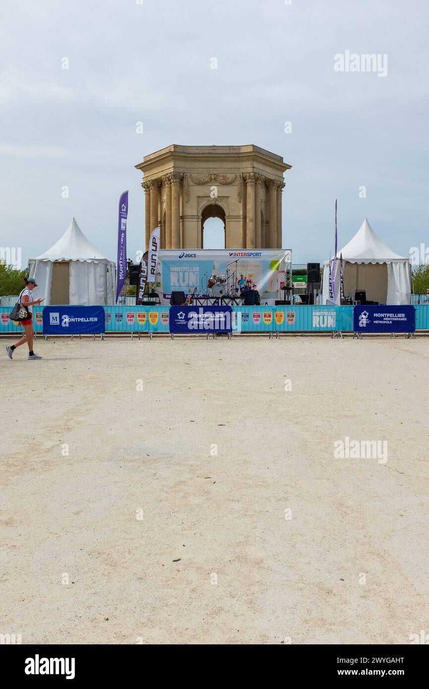 Montpellier, France. 6 avril 2024. La scène préparée pour des groupes de musique qui joueront après les courses de la journée au village du Montpellier Run Festival (vertical). Rapport de crédit MPL/Alamy Live News Banque D'Images