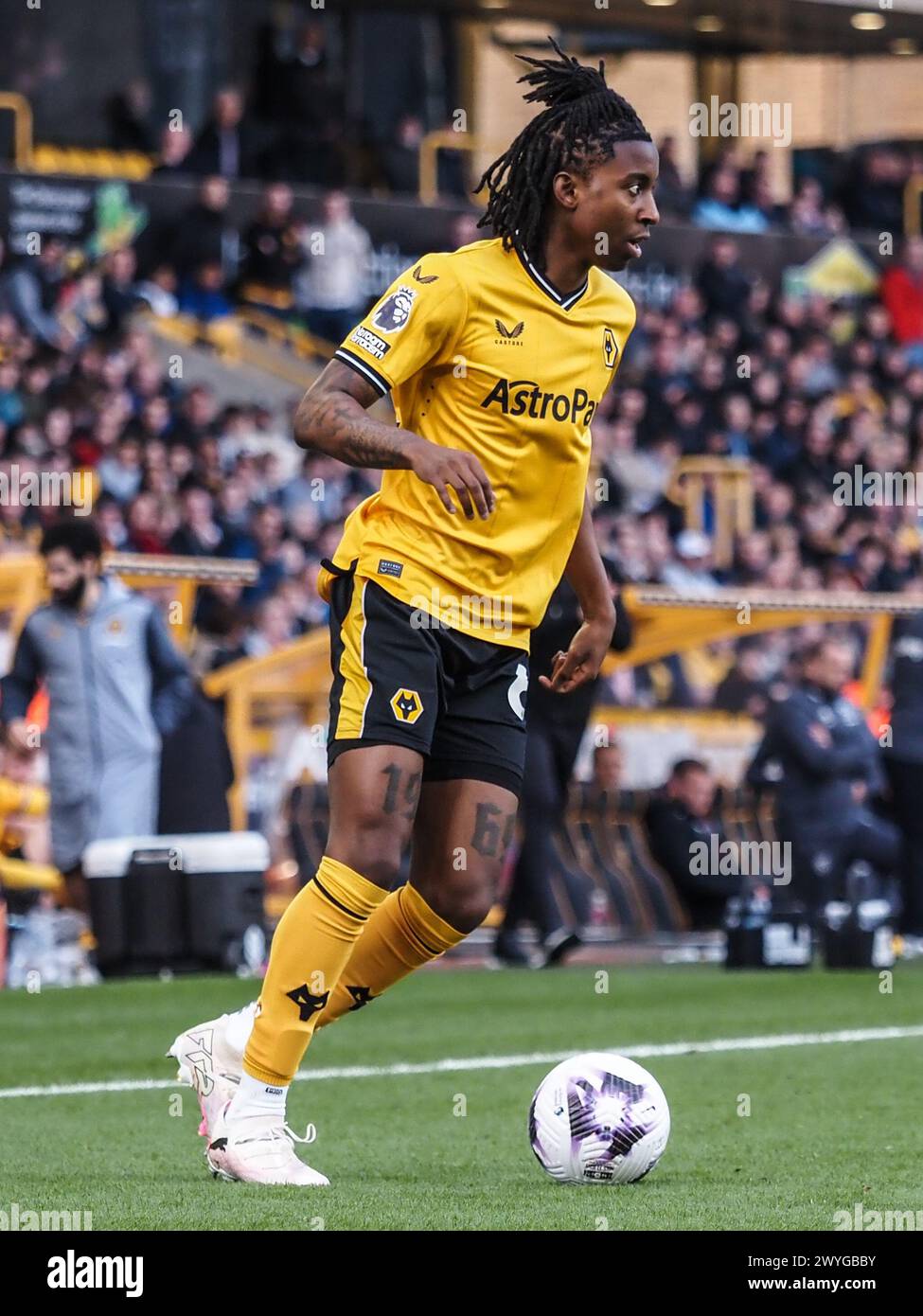 Wolverhampton, Royaume-Uni. 06 avril 2024. Wolverhampton, Angleterre, 6 avril 2024 : Tawanda Chirewa (62 Wolves) sur le ballon lors du match de premier League entre Wolverhampton Wanderers et West Ham United au stade Molineux de Wolverhampton, Angleterre (Natalie Mincher/SPP) crédit : SPP Sport Press photo. /Alamy Live News Banque D'Images