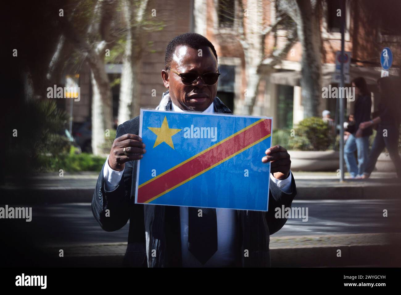 Démo du mouvement africain libre pour dénoncer le génocide au Congo sur la photo un homme avec drapeau Congo.usage éditorial seulement! Non destiné à un usage commercial ! Banque D'Images