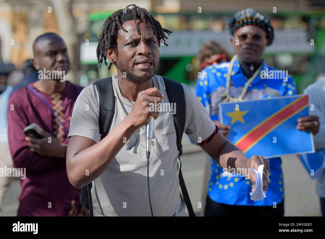 6 avril 2024, Rome, Italie : un homme avec un micro fait un discours animé pendant la manifestation pour exprimer sa solidarité avec le peuple congolais, demander un "arrêt du génocide en cours" et la fin de l'exploitation du continent africain organisée par certaines associations des communautés africaines d'Europe avec le réseau communiste et le mouvement Hands Off from Africa à Rome. Selon les organisateurs, les 30 ans de conflit armé financés par l'industrie de guerre occidentale ont causé la mort de 15 millions de civils et 7 millions de personnes déplacées dans l'un des plus riches c Banque D'Images