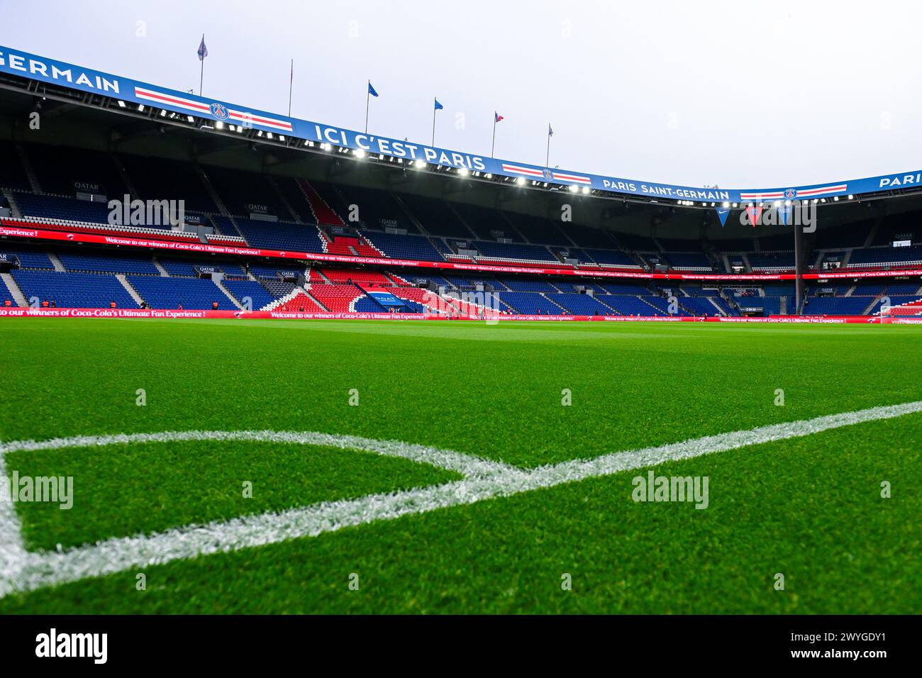 Paris, France. 06 avril 2024. PARIS, FRANCE - 6 AVRIL : un aperçu intérieur genaral du terrain et des stands du Parc des Princes avant le match de Ligue 1 Uber Eats entre le Paris Saint-Germain et Clermont Foot 63 au Parc des Princes le 6 avril 2024 à Paris, France. (Photo Matthieu Mirville/Agence BSR) crédit : Agence BSR/Alamy Live News Banque D'Images