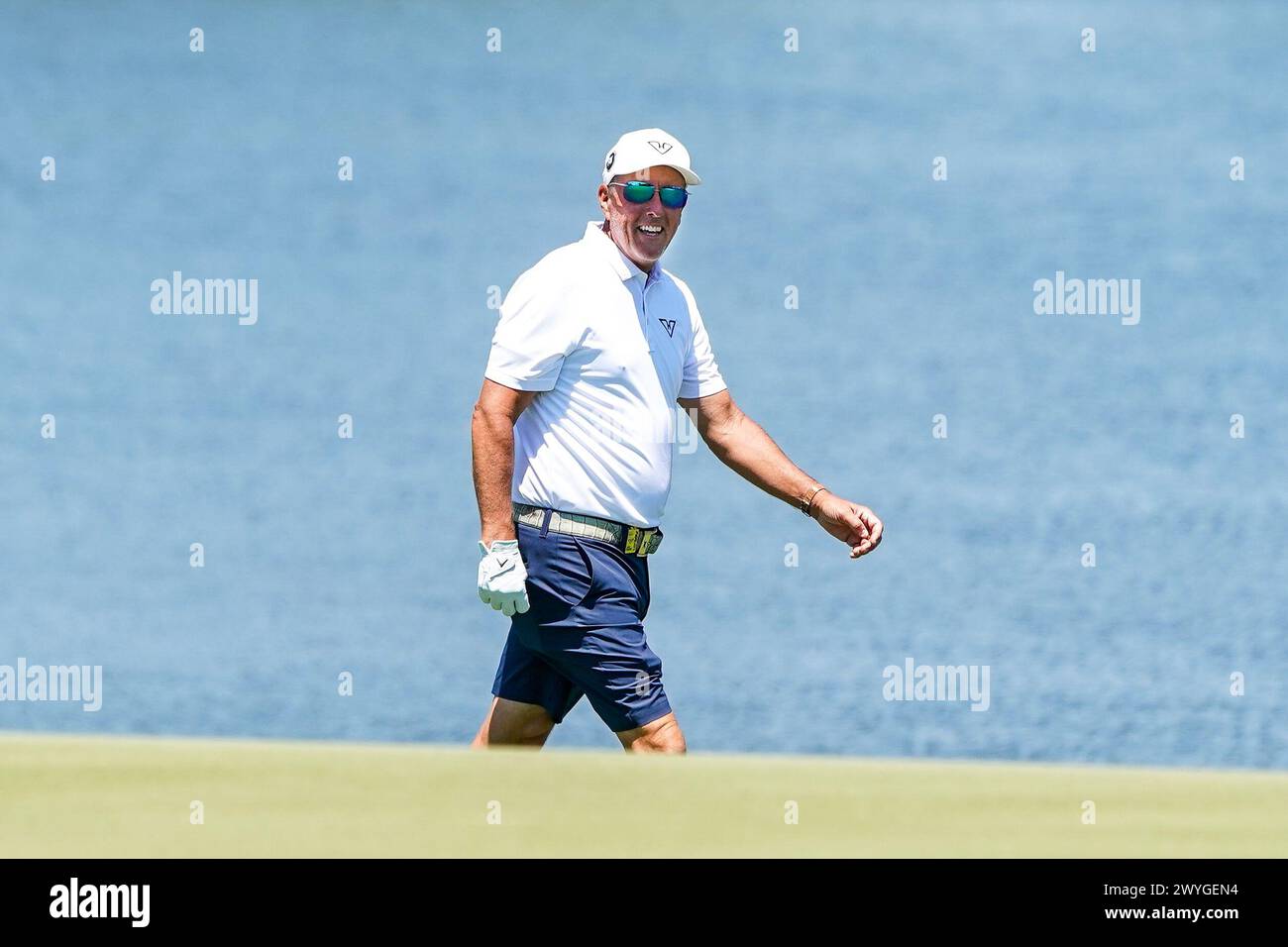 Doral, Floride, États-Unis. 6 avril 2024. Phil Mickelson des HyFlyers approche le 16e green lors de la deuxième manche du LIV Golf Miami au Trump National Doral. (Crédit image : © Debby Wong/ZUMA Press Wire) USAGE ÉDITORIAL SEULEMENT! Non destiné à UN USAGE commercial ! Banque D'Images
