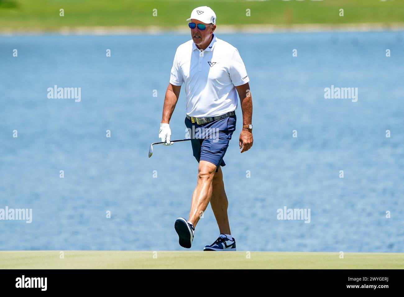 Doral, Floride, États-Unis. 6 avril 2024. Phil Mickelson des HyFlyers approche le 16e green lors de la deuxième manche du LIV Golf Miami au Trump National Doral. (Crédit image : © Debby Wong/ZUMA Press Wire) USAGE ÉDITORIAL SEULEMENT! Non destiné à UN USAGE commercial ! Banque D'Images