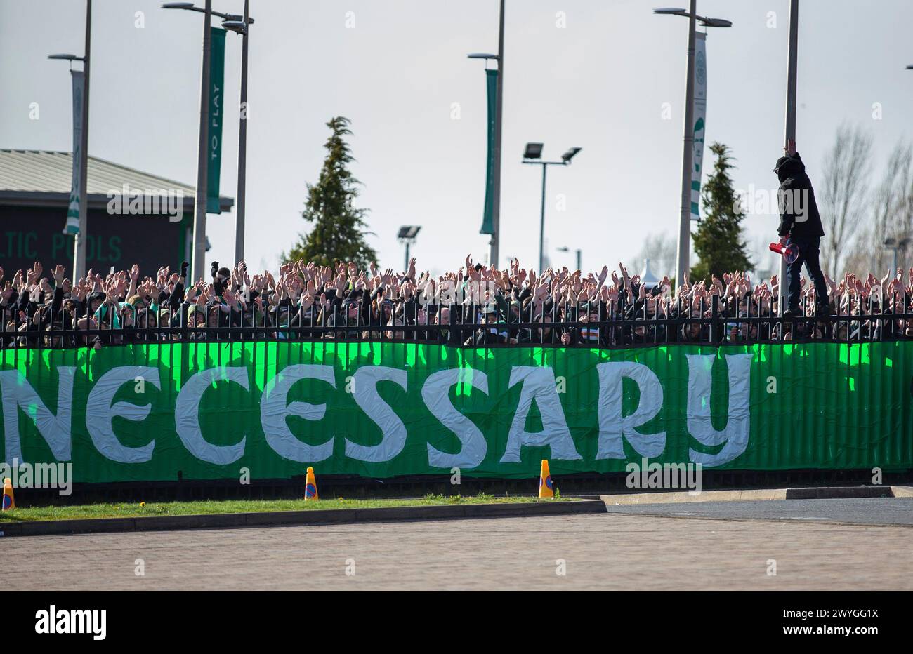 6 avril 2024 ; Celtic Park, Parkhead, Glasgow, Écosse : fans celtiques et bannière à l'extérieur du Celtic Park alors que l'équipe part pour le match Old Firm contre Rangers FC qui aura lieu le dimanche 7 avril Banque D'Images