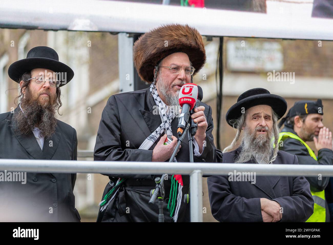 Whitehall, Londres, Royaume-Uni. Vendredi 5 avril 2024. Des milliers de manifestants ont pris part à la marche et au rassemblement annuels de la Journée Al-Quds à Londres. La marche a commencé au Ministère de l’intérieur et s’est terminée par un rassemblement près de Downing Street à Whitehall, appelant à la solidarité avec le peuple palestinien. Banque D'Images