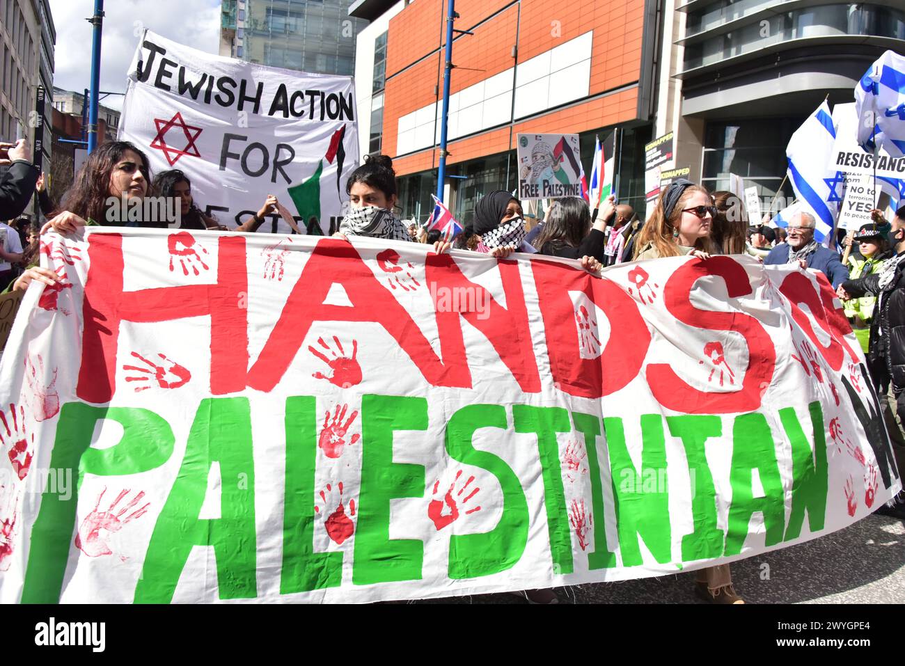 Manifestation pro-Palestine, dirigée par des femmes, dans le centre de Manchester, Royaume-Uni, le 6 avril, 2024. les manifestants à l'avant de la manifestation portent une banderole "mains libres des palestiniennes" Banque D'Images