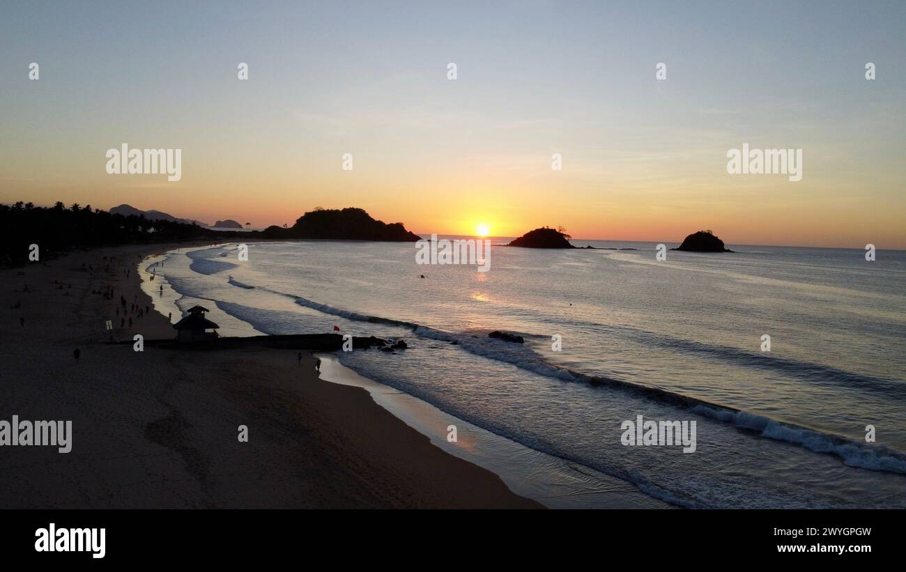 Perspective aérienne de drone DJI au coucher du soleil de Nacpan, El Nido, Palawan, Phillipines Banque D'Images