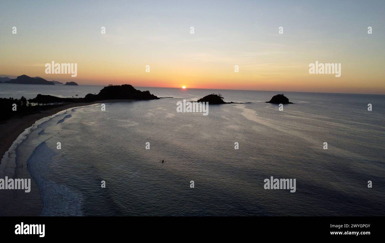 Vue aérienne de drone DJI au coucher du soleil de Nacpan - Twin Beach - El Nido - Philippines Banque D'Images