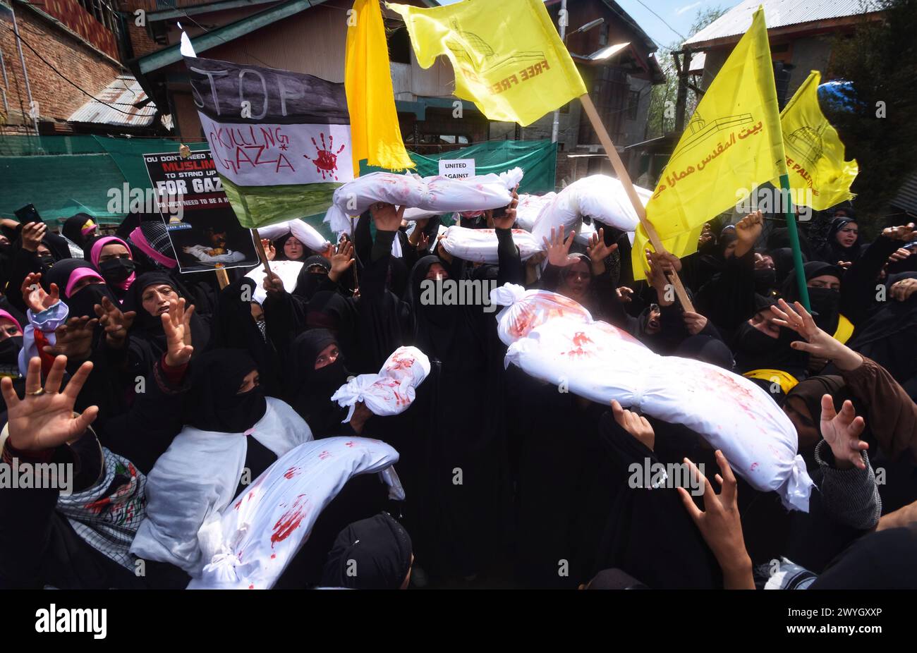 5 avril 2024, Budgam, Jammu-et-Cachemire, Inde : des femmes cachemiriennes portant des sacs à corps blancs représentant des victimes dans le conflit israélo-palestinien et chantant des slogans anti-israéliens et -américains pendant la journée ''al-Quds'', arabe pour Jérusalem, rassemblement à Magam, Cachemire sous administration indienne, vendredi, 05 avril 2024. La Journée de Jérusalem a commencé après la révolution islamique de 1979 en Iran, lorsque l'ayatollah Khomeiny a déclaré le dernier vendredi du mois sacré musulman du Ramadan un jour pour démontrer l'importance de Jérusalem aux musulmans. (Crédit image : © Mubashir Hassan/Pacific Press via ZUMA Press Wire) EDI Banque D'Images