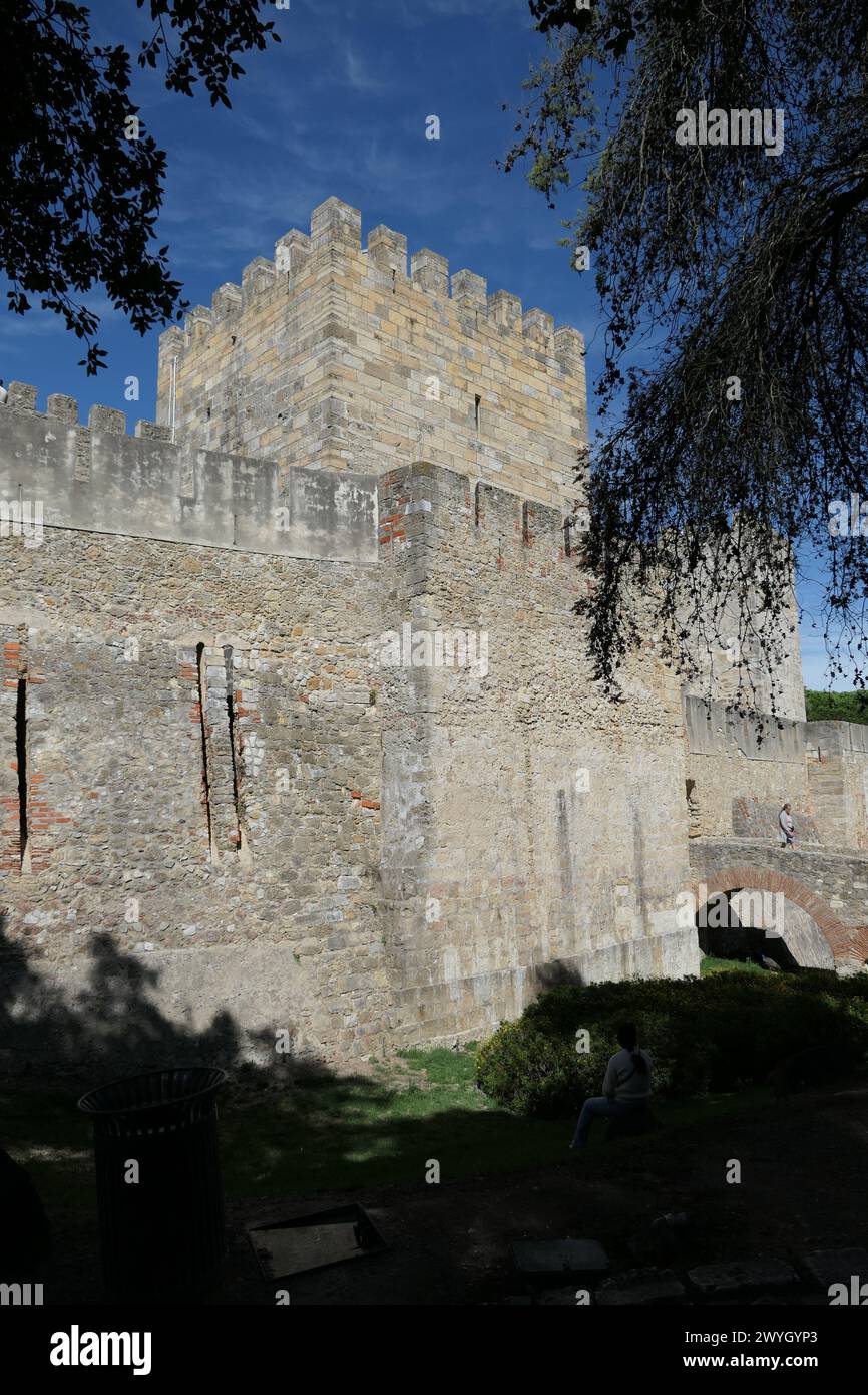 Castelo de São Jorge, également connu sous le nom de Château Saint-Georges, est un château historique de Lisbonne, au Portugal, situé sur la plus haute colline de la ville. UNESCO. Banque D'Images