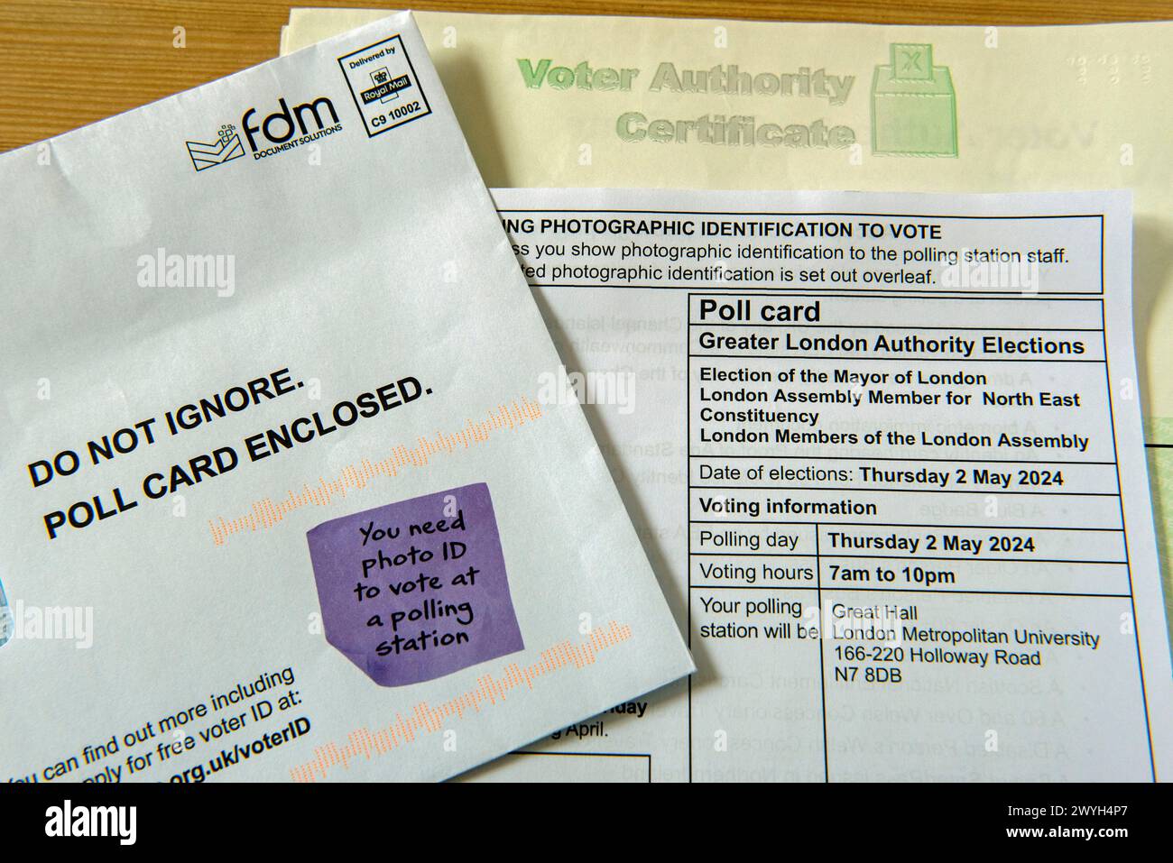 Carte de vote pour l'élection du maire de Londres avec photo de rappel d'identité de l'électeur imprimé sur l'enveloppe avec le certificat de l'autorité électorale. 2 mai 2024. Banque D'Images