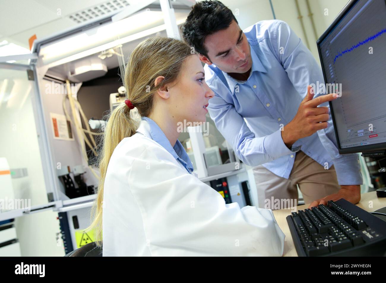 Chercheurs. Diffractomètre à rayons X. Services technologiques à l'industrie. TECNALIA recherche & innovation, Donostia, Saint-Sébastien, Gipuzkoa, pays Basque, Espagne. Banque D'Images
