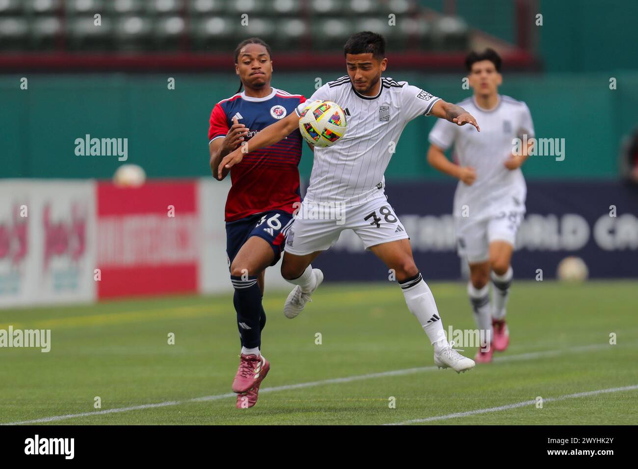 Arlington, Texas, États-Unis. 6 avril 2024. MALIK HENRY SCOTT (36) du North Texas SC et SEBASTIAN CARBAJAL (78) du Town FC se battent pour la possession lors de leur MLS Next Pro match samedi au Choctaw Stadium à Arlington, Texas. NTXSC a remporté le match dans un Extra point Shootout. (Crédit image : © Brian McLean/ZUMA Press Wire) USAGE ÉDITORIAL SEULEMENT! Non destiné à UN USAGE commercial ! Banque D'Images