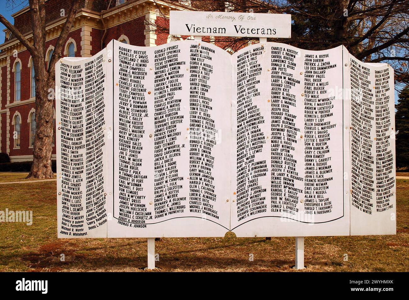 Un mémorial pour les vétérans du Vietnam se dresse sur le terrain du palais de justice du comté d'Effingham dans l'Illinois, honorant les membres du service militaire tués au combat Banque D'Images