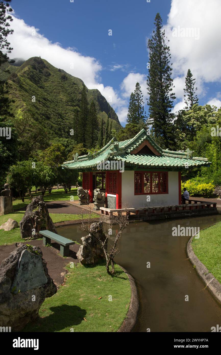 Parc Kepaniwai, les jardins patrimoniaux aisiens sur l'île de statues mauifeature, arbres imposants, une pagode, des poissons koï, et un cadre magnifique Banque D'Images