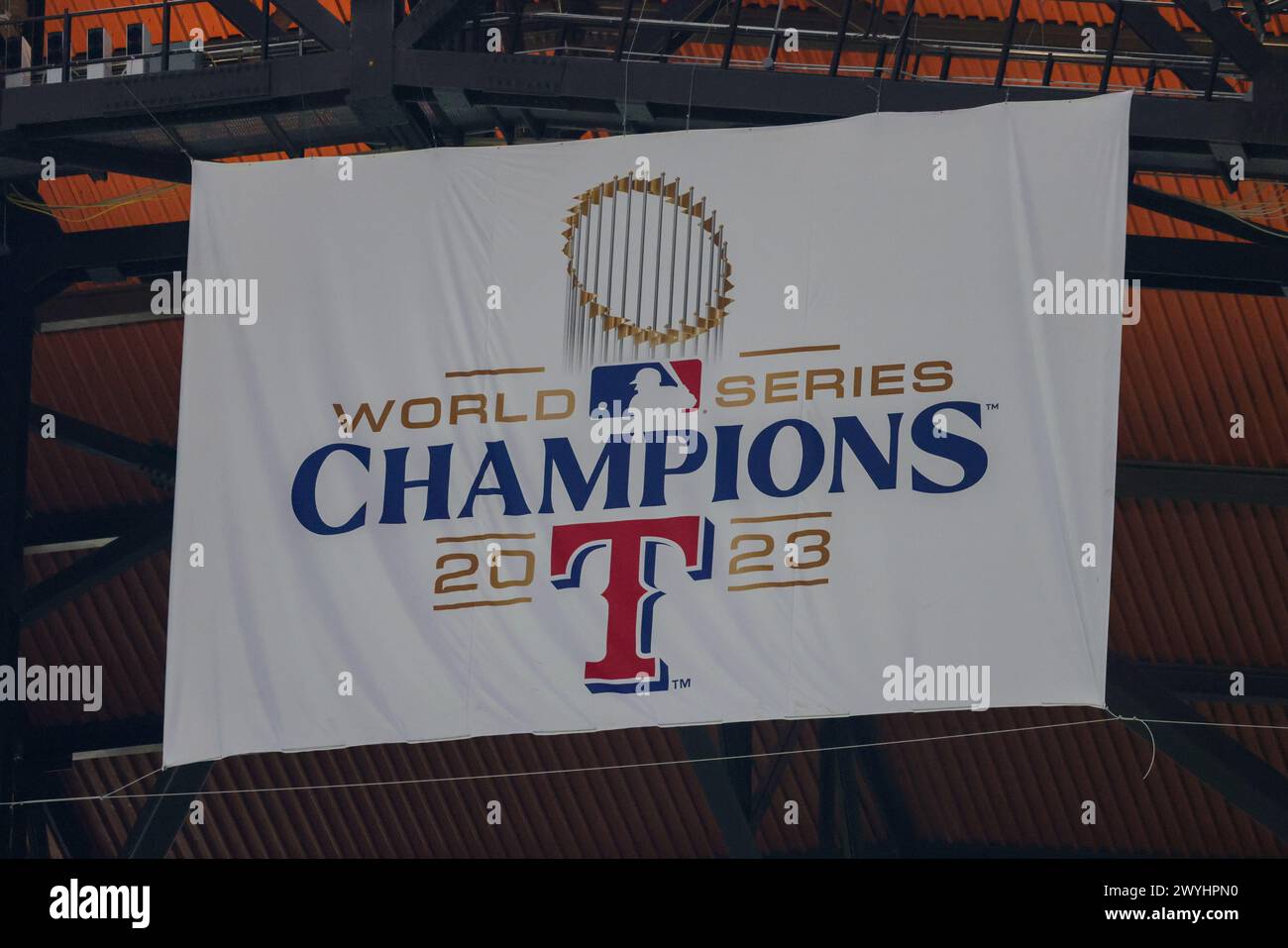 Arlington, Texas, États-Unis. 6 avril 2024. Bannière des Texas Rangers 2023 World Series Champions lors du match de baseball de la Ligue majeure entre les Astros de Houston et les Texas Rangers au Globe Life Field à Arlington, Texas. Les Rangers ont battu Astros 7-2. Greg Atkins/CSM/Alamy Live News Banque D'Images