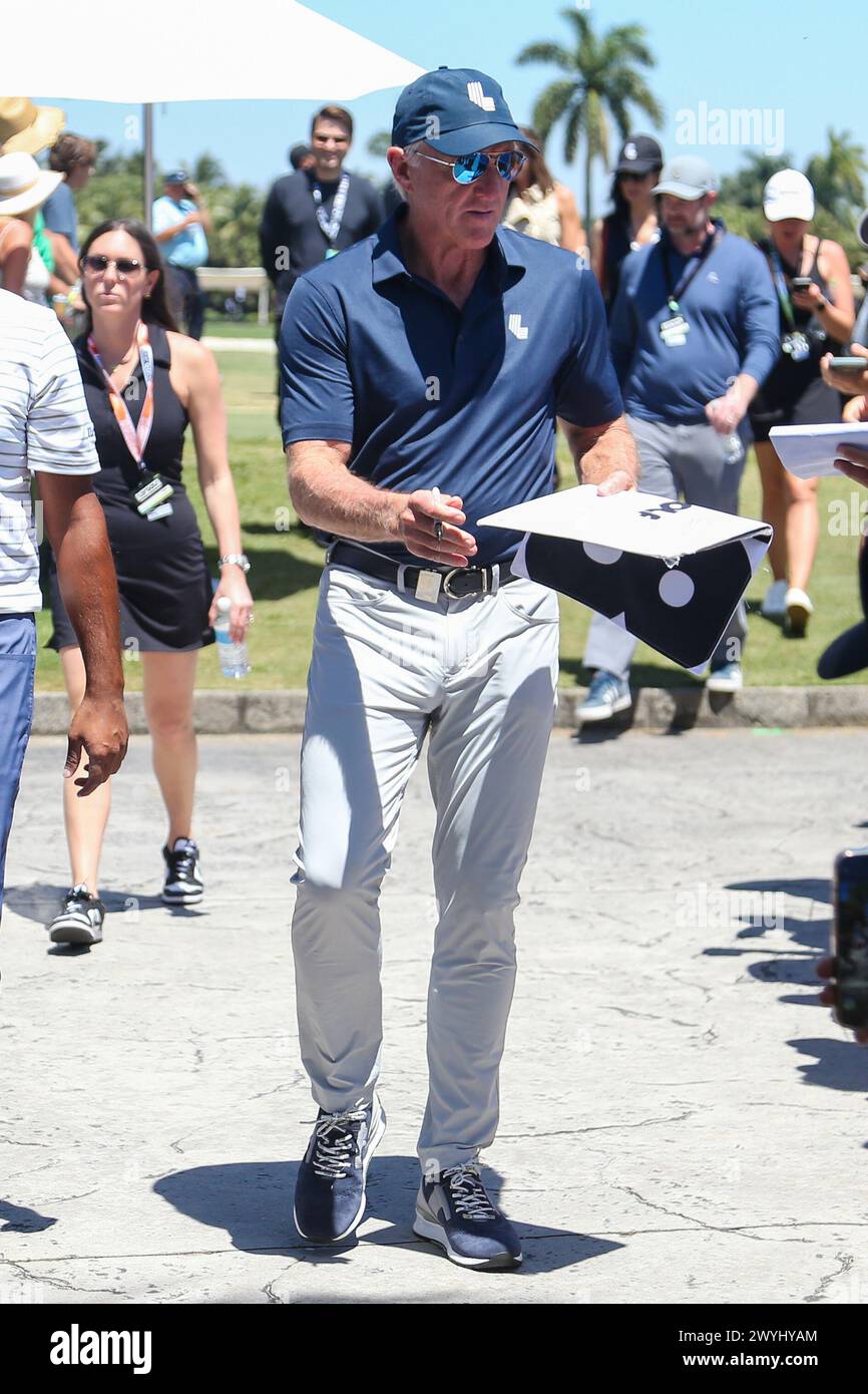 Doral, Floride, États-Unis. 6 avril 2024. Greg Norman, PDG de LIV Golf, signe des autographes avant la deuxième manche du LIV Golf Miami au Trump National Doral. (Crédit image : © Debby Wong/ZUMA Press Wire) USAGE ÉDITORIAL SEULEMENT! Non destiné à UN USAGE commercial ! Banque D'Images