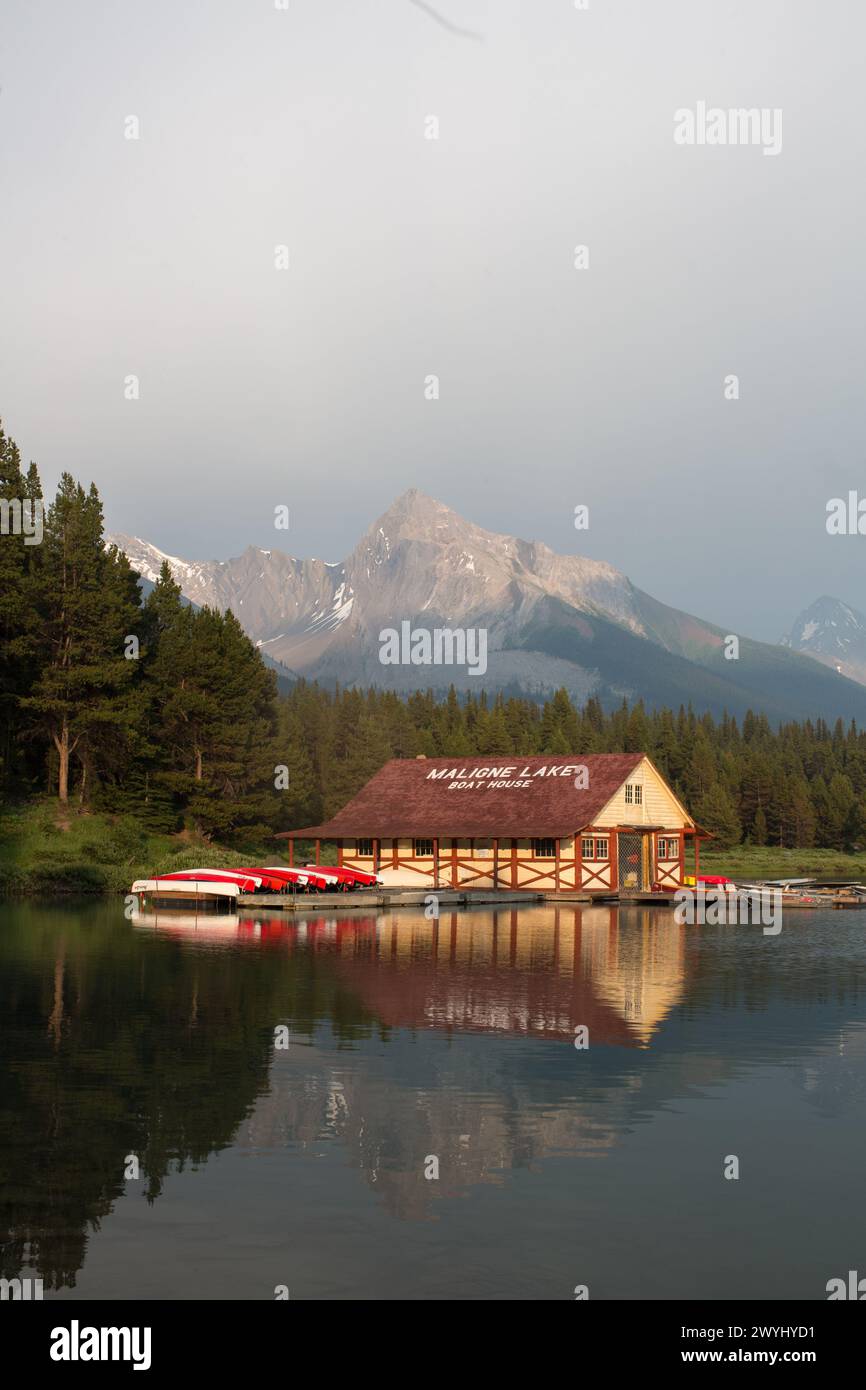 Lumière du soir au-dessus du lac maligne du parc national Jasper et de l'historique Boat House. Banque D'Images