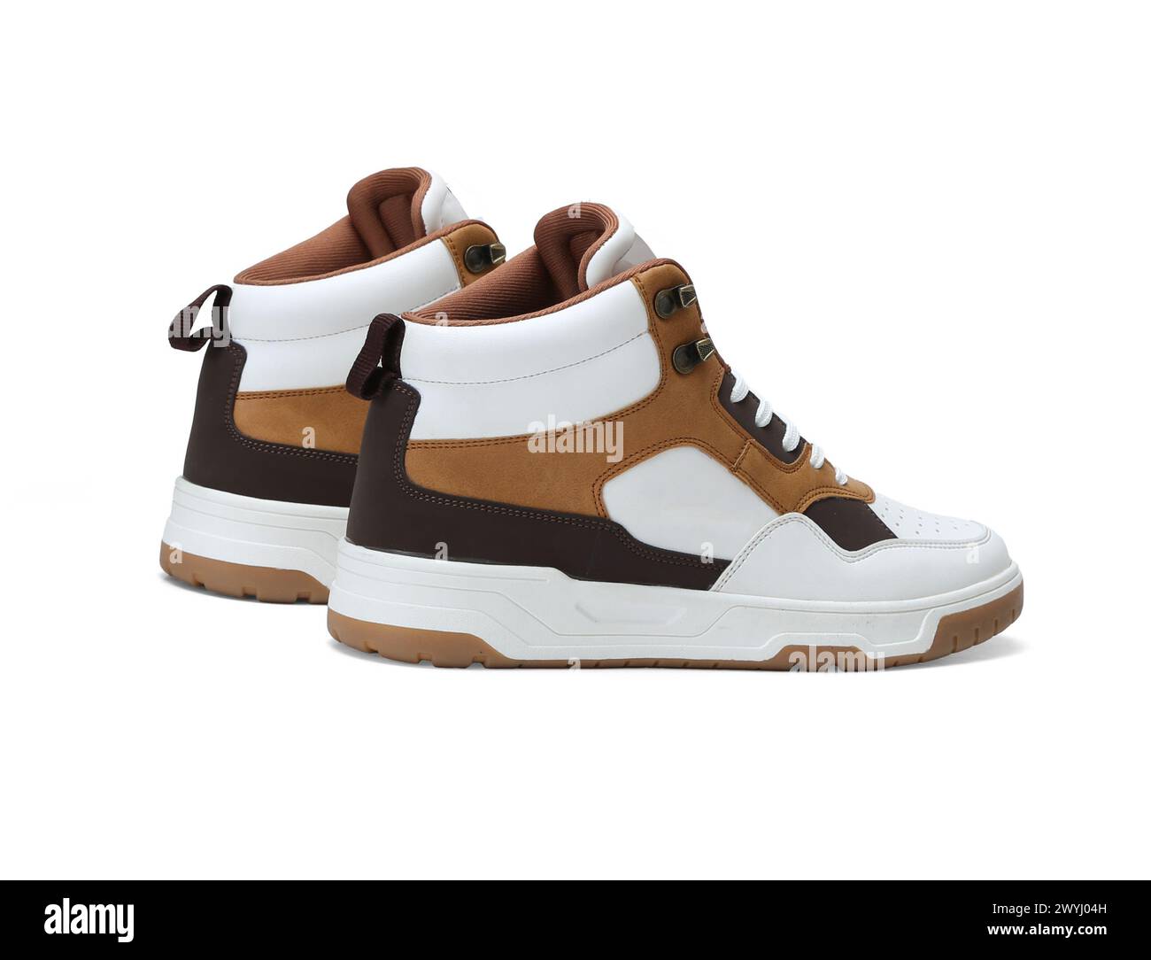 Paire de baskets Mid top isolée sur fond blanc. Banque D'Images Paire de baskets Mid top isolée sur fond blanc. Banque D'Images