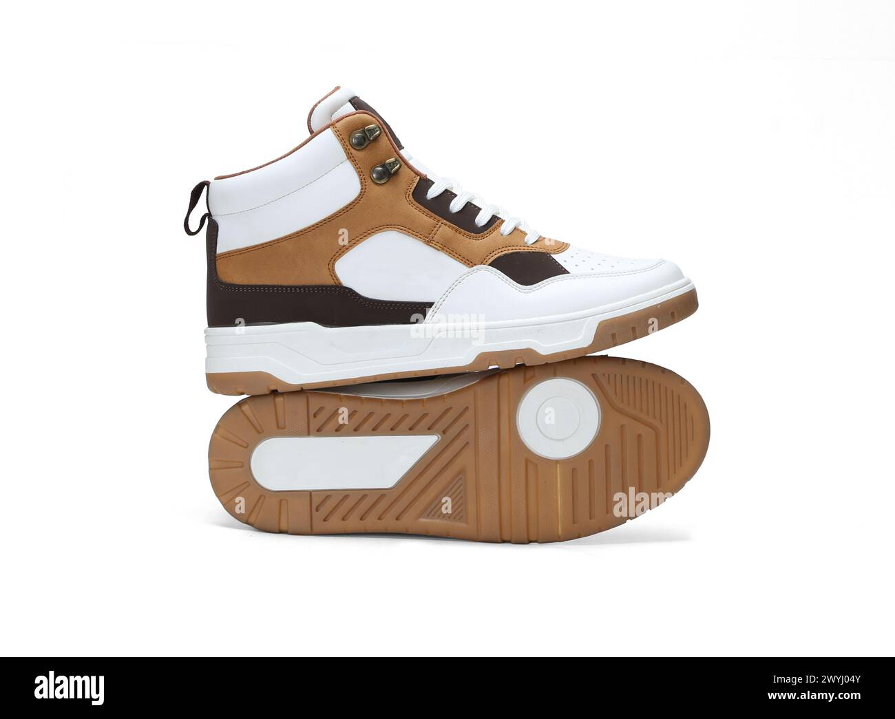Paire de baskets Mid top isolée sur fond blanc. Banque D'Images Paire de baskets Mid top isolée sur fond blanc. Banque D'Images