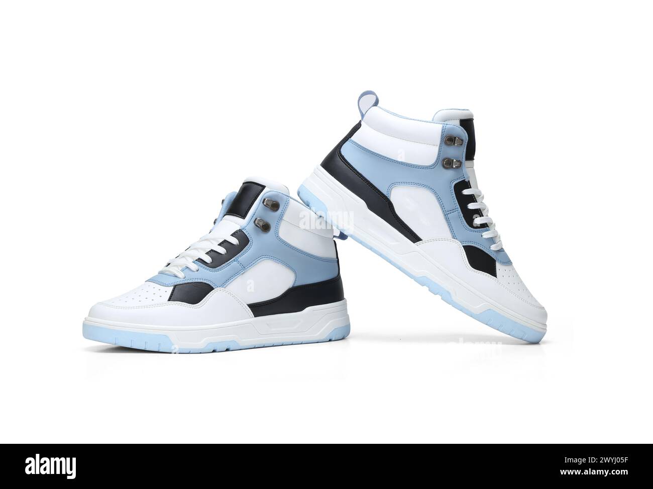 Paire de baskets Mid top isolée sur fond blanc. Banque D'Images Paire de baskets Mid top isolée sur fond blanc. Banque D'Images