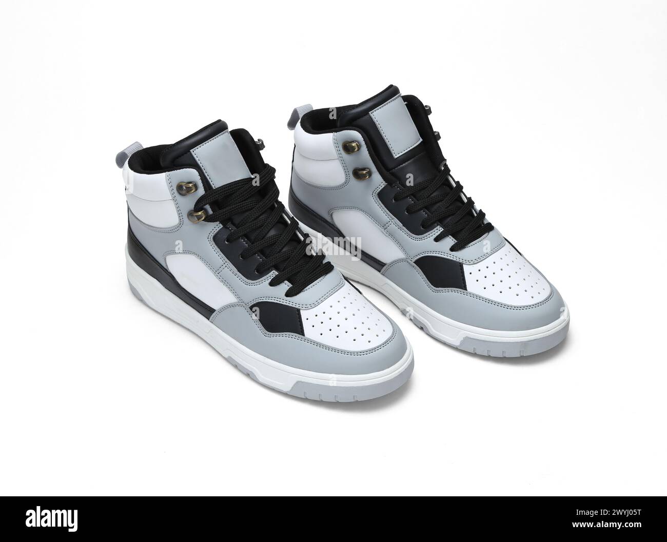 Paire de baskets Mid top isolée sur fond blanc. Banque D'Images Paire de baskets Mid top isolée sur fond blanc. Banque D'Images