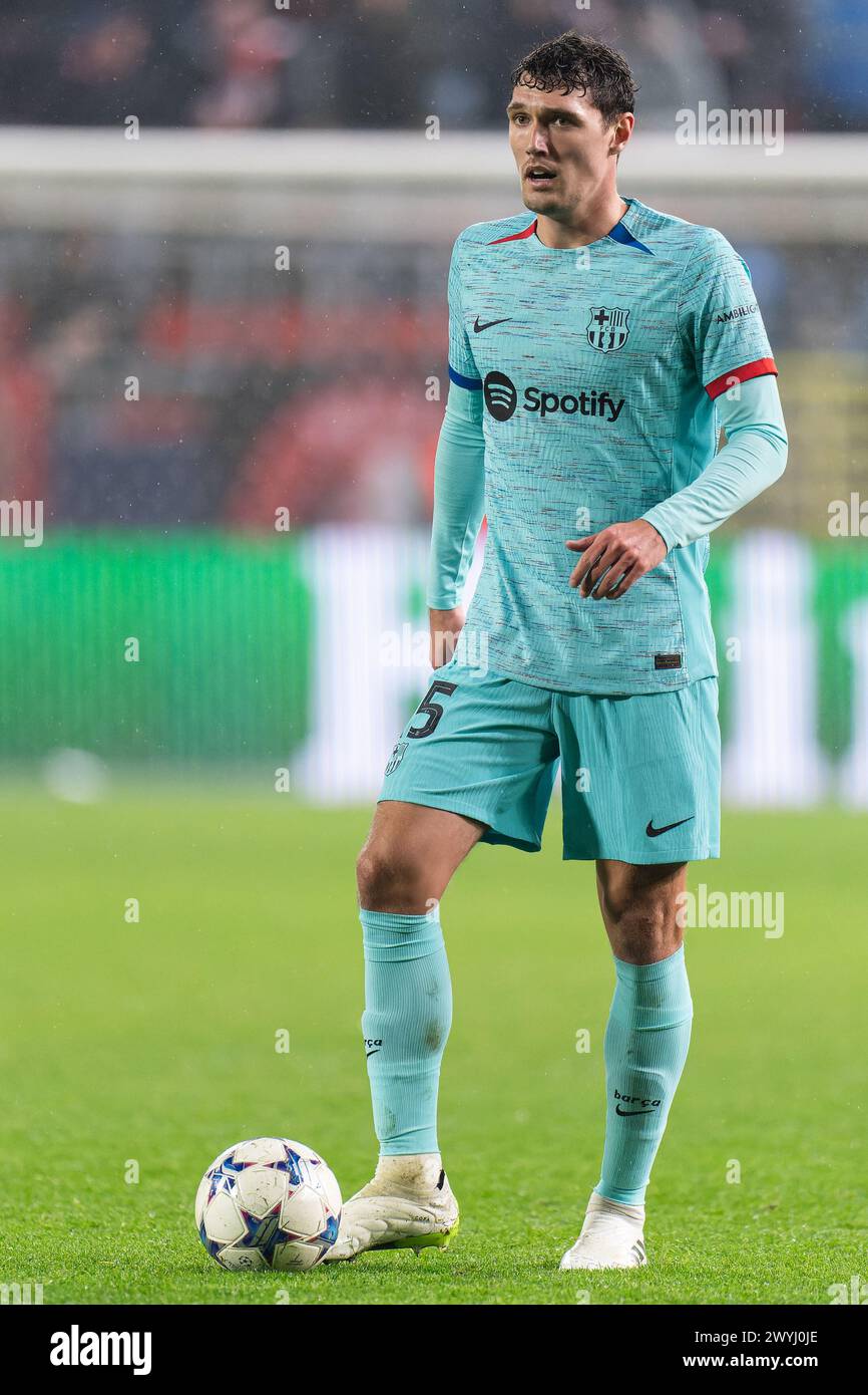 Anvers, Belgique. 13 décembre 2023. ANVERS, BELGIQUE - 13 DÉCEMBRE : Andreas Christensen du FC Barcelone court avec le ballon lors du match Groupe H - UEFA Champions League 2023/24 entre le Royal Antwerp FC et le FC Barcelone au Bosuilstadion le 13 décembre 2023 à Anvers, Belgique. (Photo de Joris Verwijst/Agence BSR) crédit : Agence BSR/Alamy Live News Banque D'Images