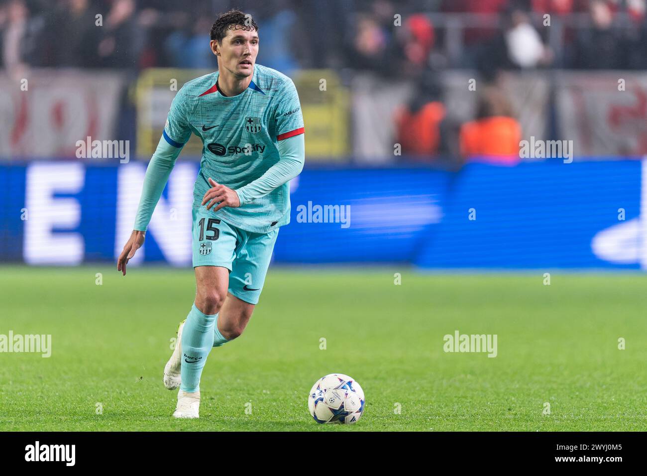 Anvers, Belgique. 13 décembre 2023. ANVERS, BELGIQUE - 13 DÉCEMBRE : Andreas Christensen du FC Barcelone court avec le ballon lors du match Groupe H - UEFA Champions League 2023/24 entre le Royal Antwerp FC et le FC Barcelone au Bosuilstadion le 13 décembre 2023 à Anvers, Belgique. (Photo de Joris Verwijst/Agence BSR) crédit : Agence BSR/Alamy Live News Banque D'Images