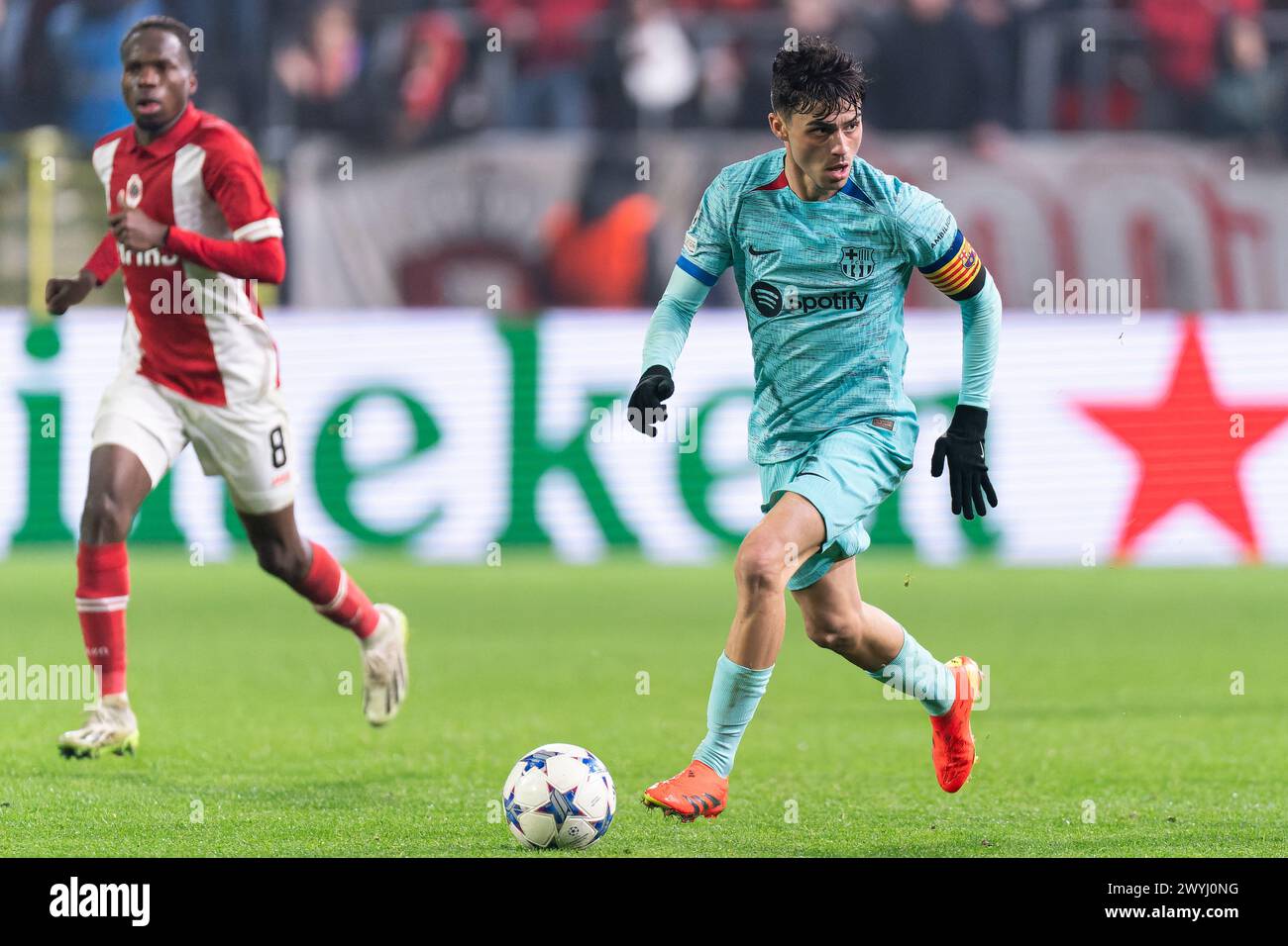 Anvers, Belgique. 13 décembre 2023. ANVERS, BELGIQUE - 13 DÉCEMBRE : Pedri du FC Barcelone court avec le ballon lors du match Groupe H - UEFA Champions League 2023/24 entre le Royal Antwerp FC et le FC Barcelone au Bosuilstadion le 13 décembre 2023 à Anvers, Belgique. (Photo de Joris Verwijst/Agence BSR) crédit : Agence BSR/Alamy Live News Banque D'Images