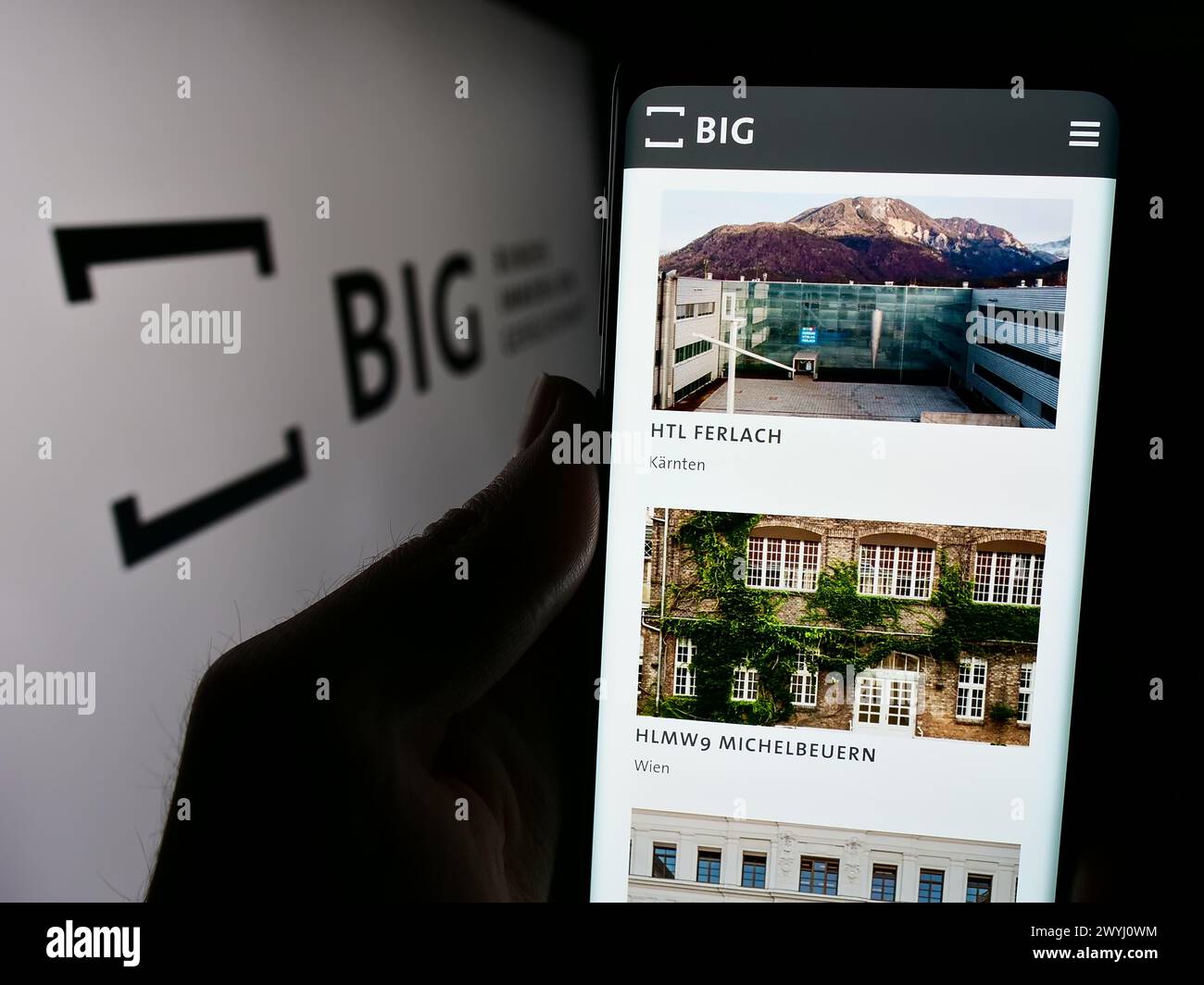 Personne tenant le téléphone portable avec la page Web de la société Bundesimmobiliengesellschaft m.b.H. (GRAND) devant le logo. Concentrez-vous sur le centre de l'écran du téléphone. Banque D'Images