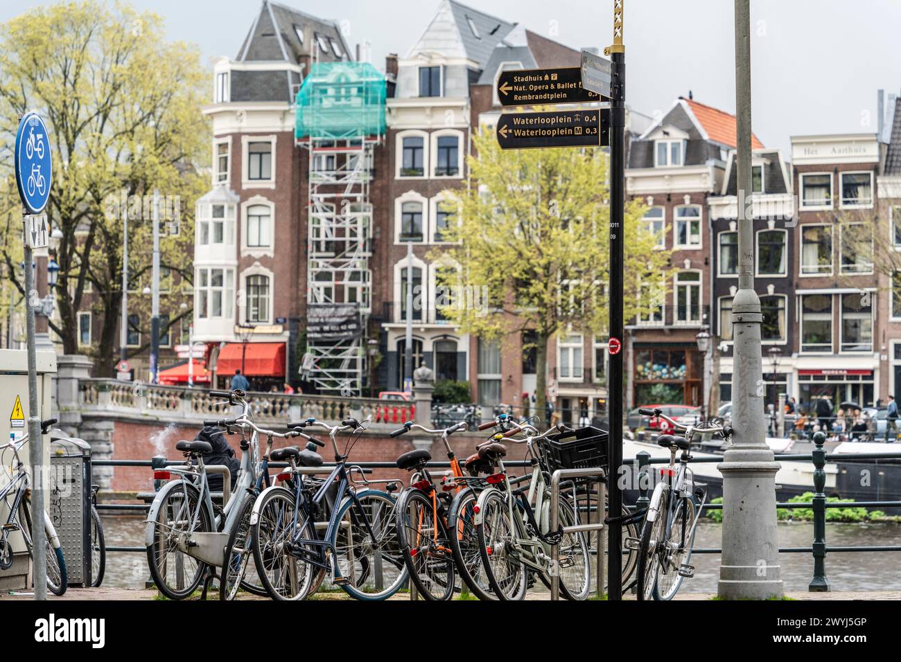 Vélos garés devant la rivière Amstel, Amsterdam, pays-Bas Banque D'Images