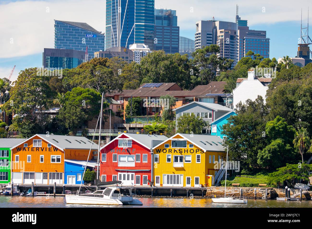 Sydney, Australie, bâtiments d'atelier historiques Waterview Wharf sur la péninsule de Balmain avec des immeubles de bureaux du centre-ville de Sydney derrière Banque D'Images