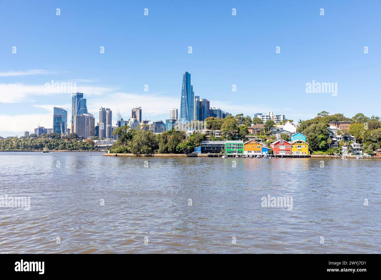 Vue sur la ville et les gratte-ciel de Sydney depuis ballast point Park, avec vue sur les gratte-ciels de Sydney et vue sur l'eau des bâtiments colorés de l'atelier Balmain Banque D'Images