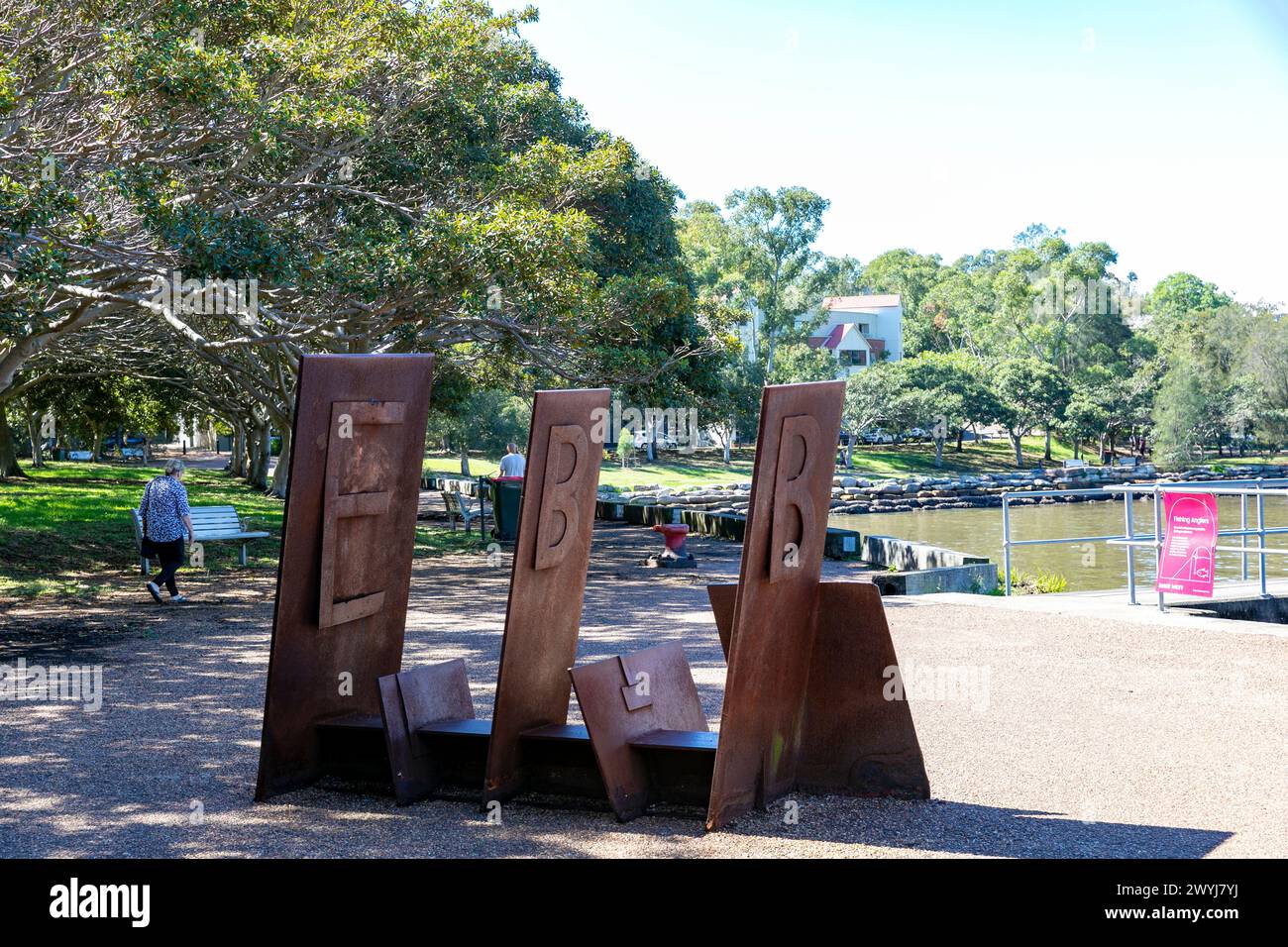 Mort Bay Park à Birchgrove Sydney, et la sculpture en acier EBB de Michael Snape, une sculpture basée sur le texte, Sydney, Nouvelle-Galles du Sud, Australie Banque D'Images
