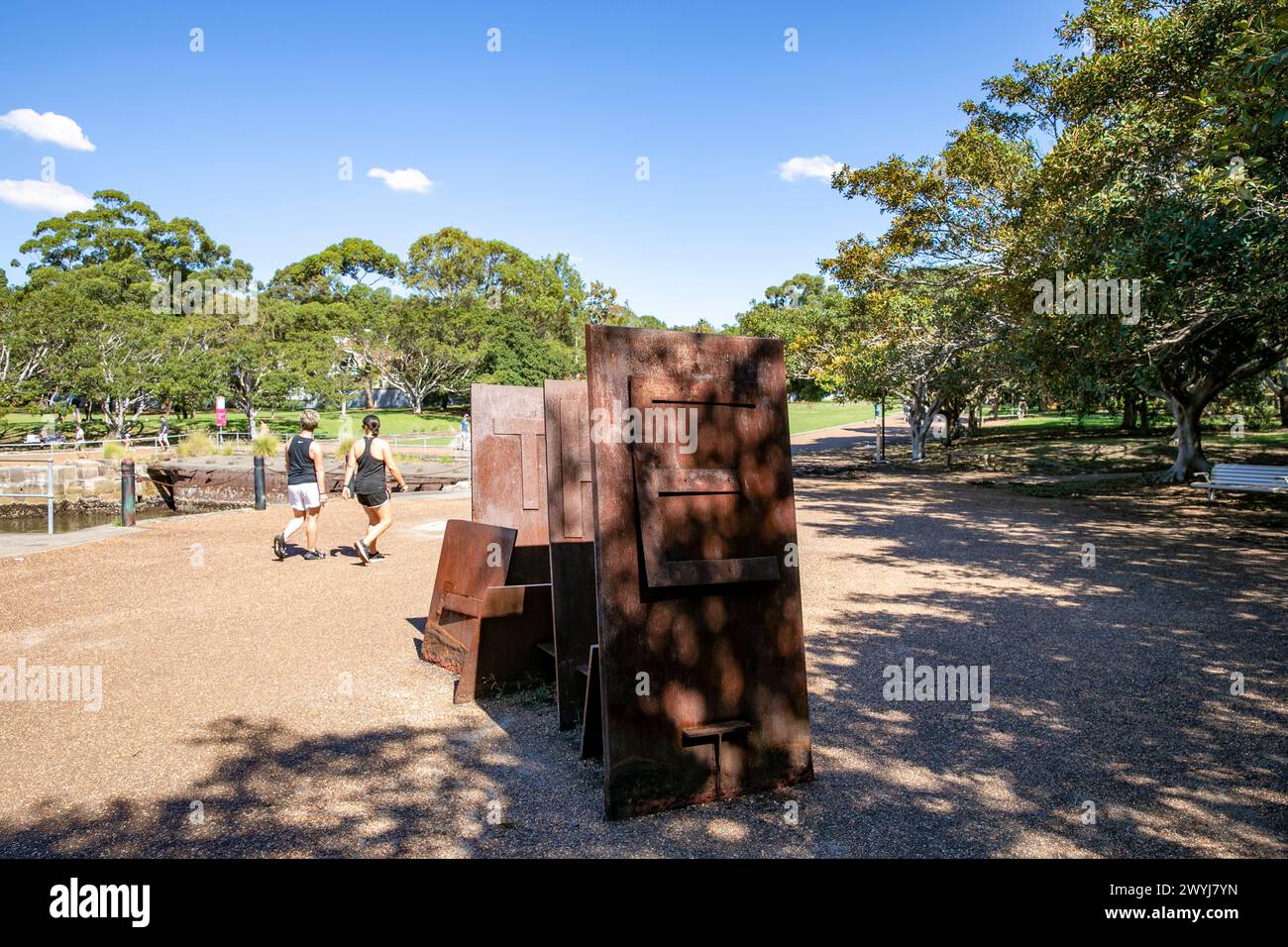 Mort Bay Park à Birchgrove Sydney, et la sculpture en acier EBB de Michael Snape, une sculpture basée sur le texte, Sydney, Nouvelle-Galles du Sud, Australie Banque D'Images